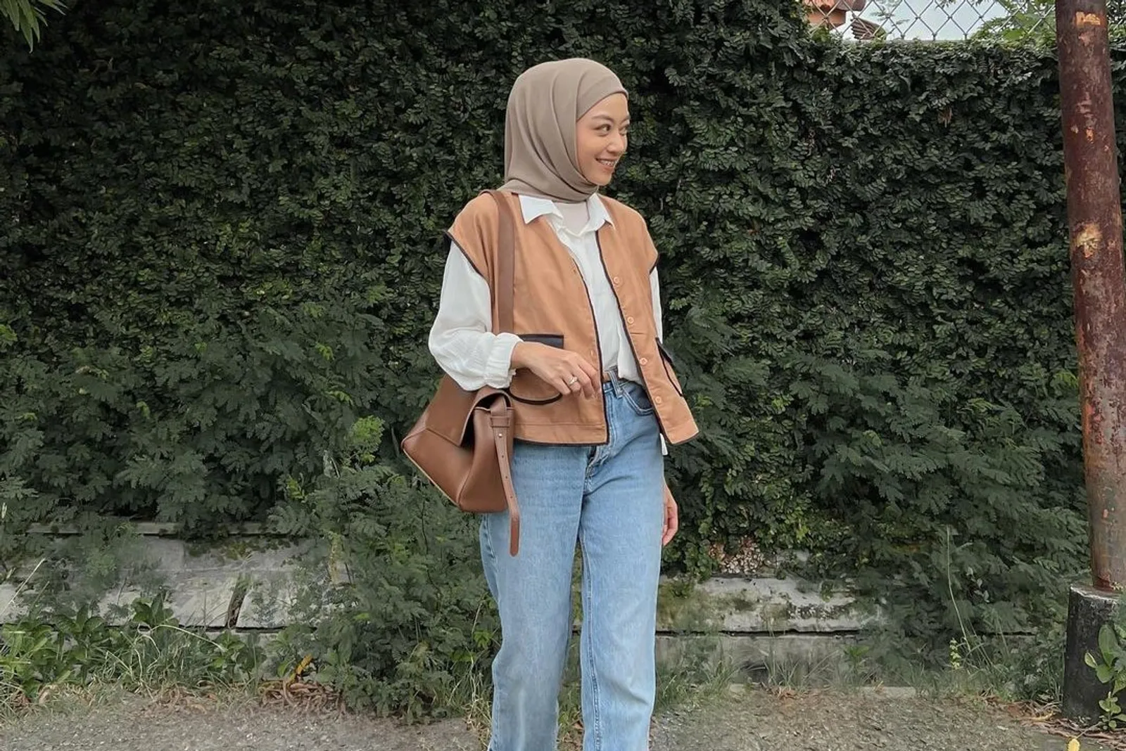 Inspirasi Outfit Hijab Kasual Pakai Celana Jeans