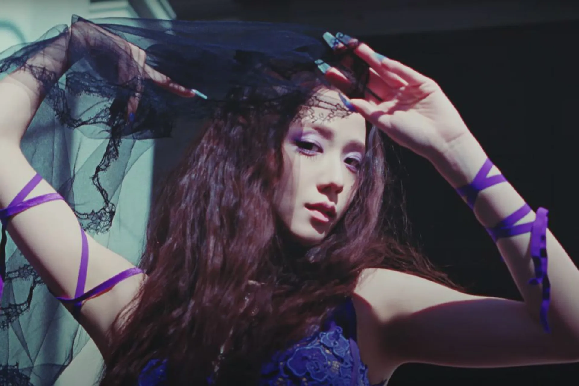 Stunning, Pesona Jisoo di MV 'Flower' Bikin Terpana! 