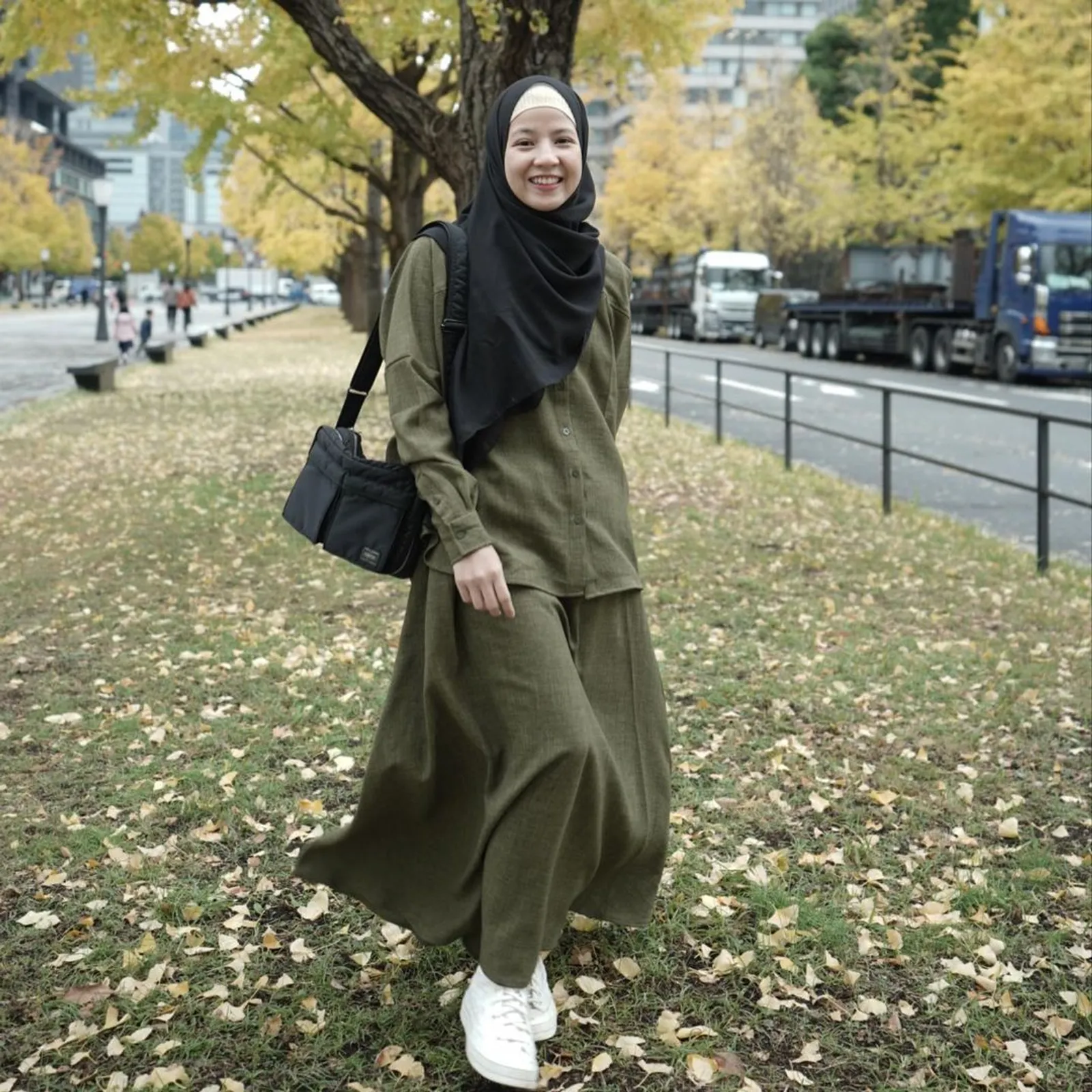Tiru Gaya Hijab Syar'i yang Modis a La Natasha Rizky
