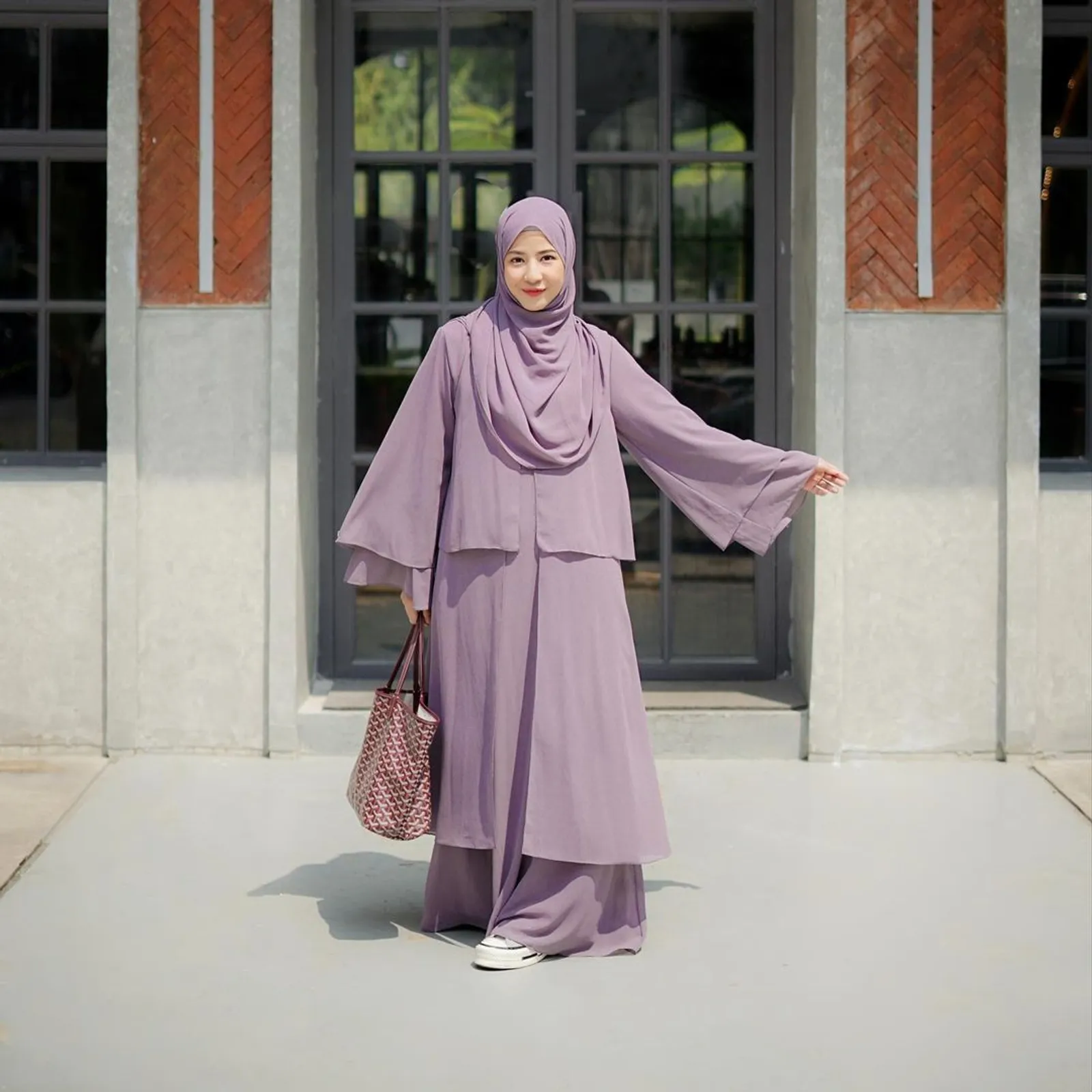Tiru Gaya Hijab Syar'i yang Modis a La Natasha Rizky