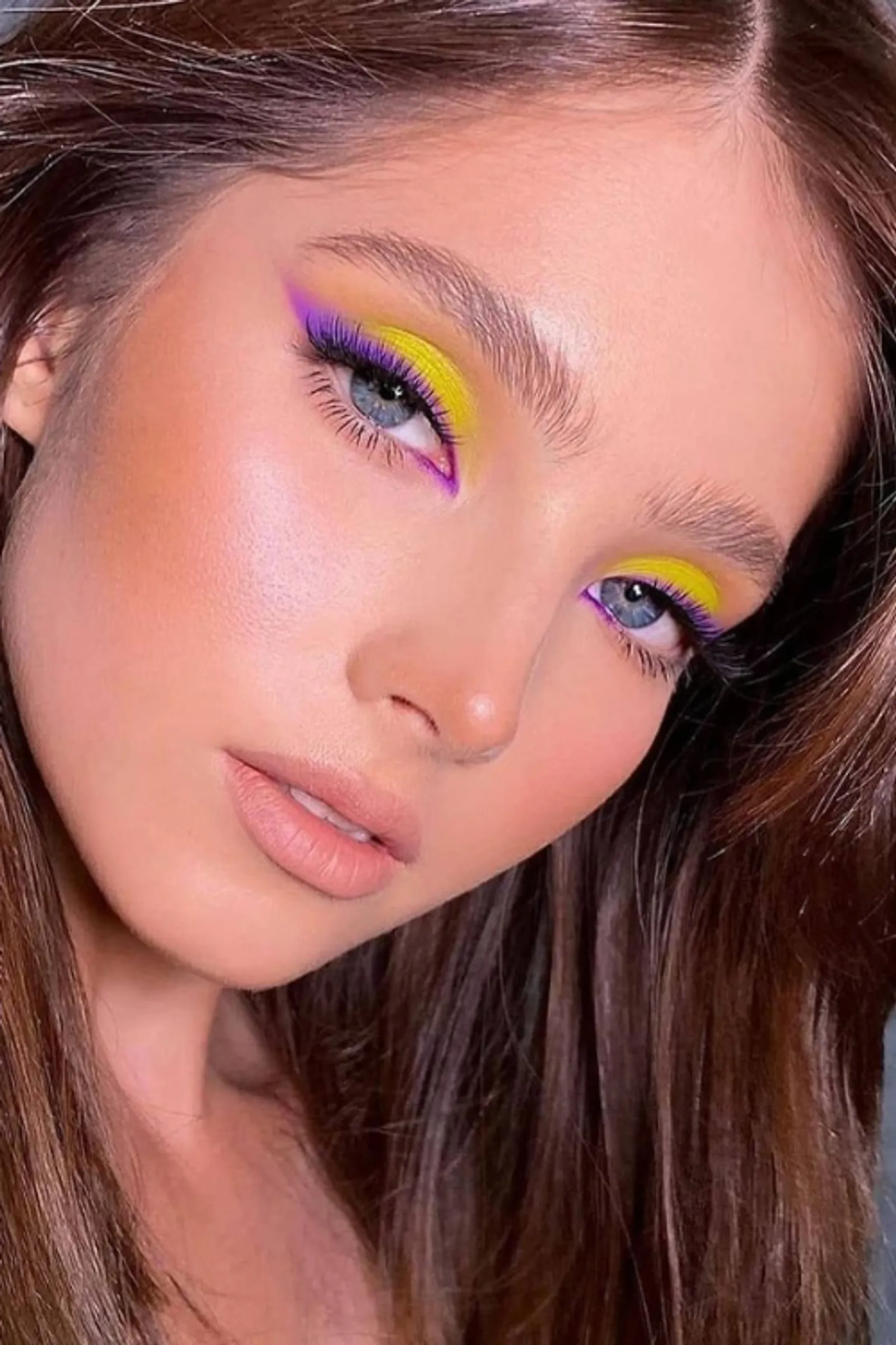 Tampil Kece a la Gen Z dengan Colourful Makeup 