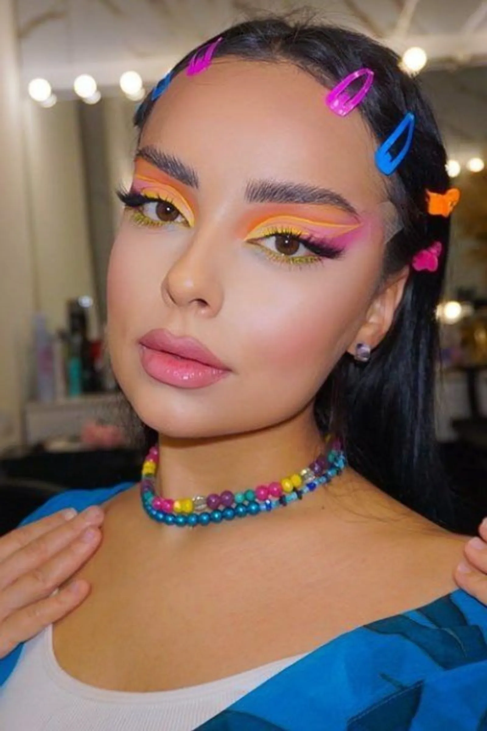 Tampil Kece a la Gen Z dengan Colourful Makeup 