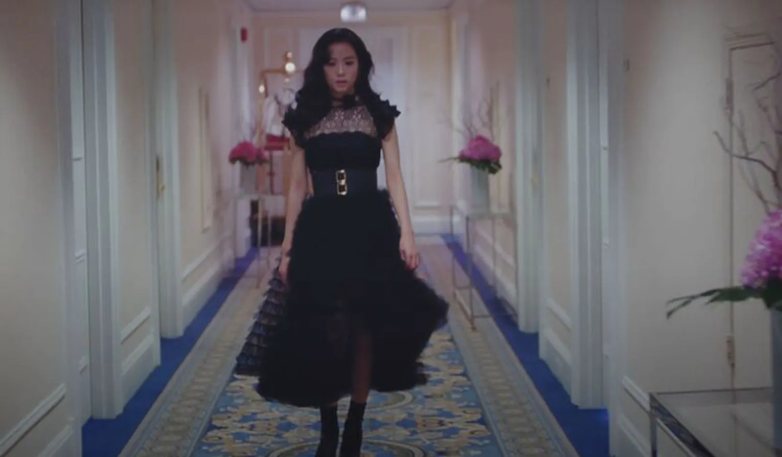 Gaya Outfit Jisoo 'BLACKPINK' di MV Debut Solo ‘Flower’