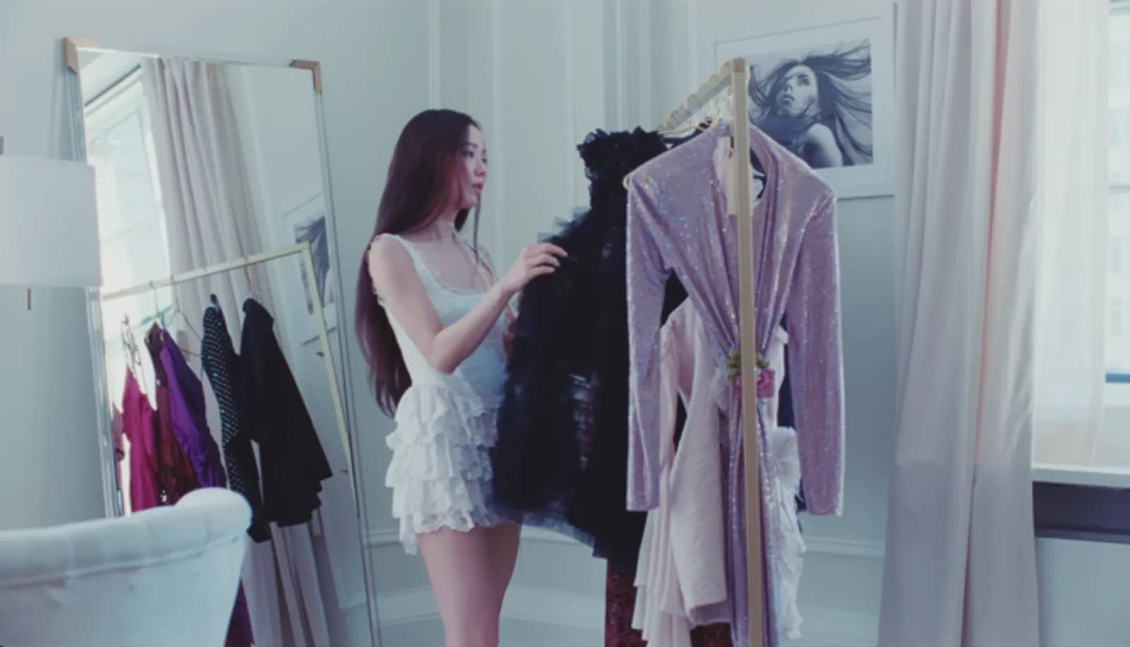Gaya Outfit Jisoo 'BLACKPINK' di MV Debut Solo ‘Flower’