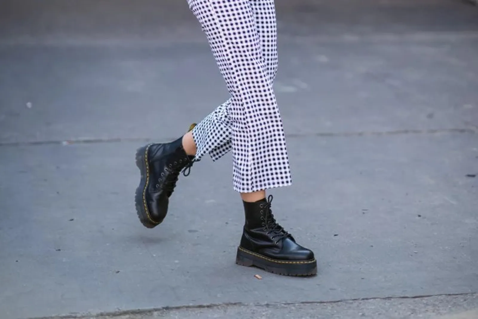 5 Inspirasi Outfit Kece dengan Boots Dr. Martens