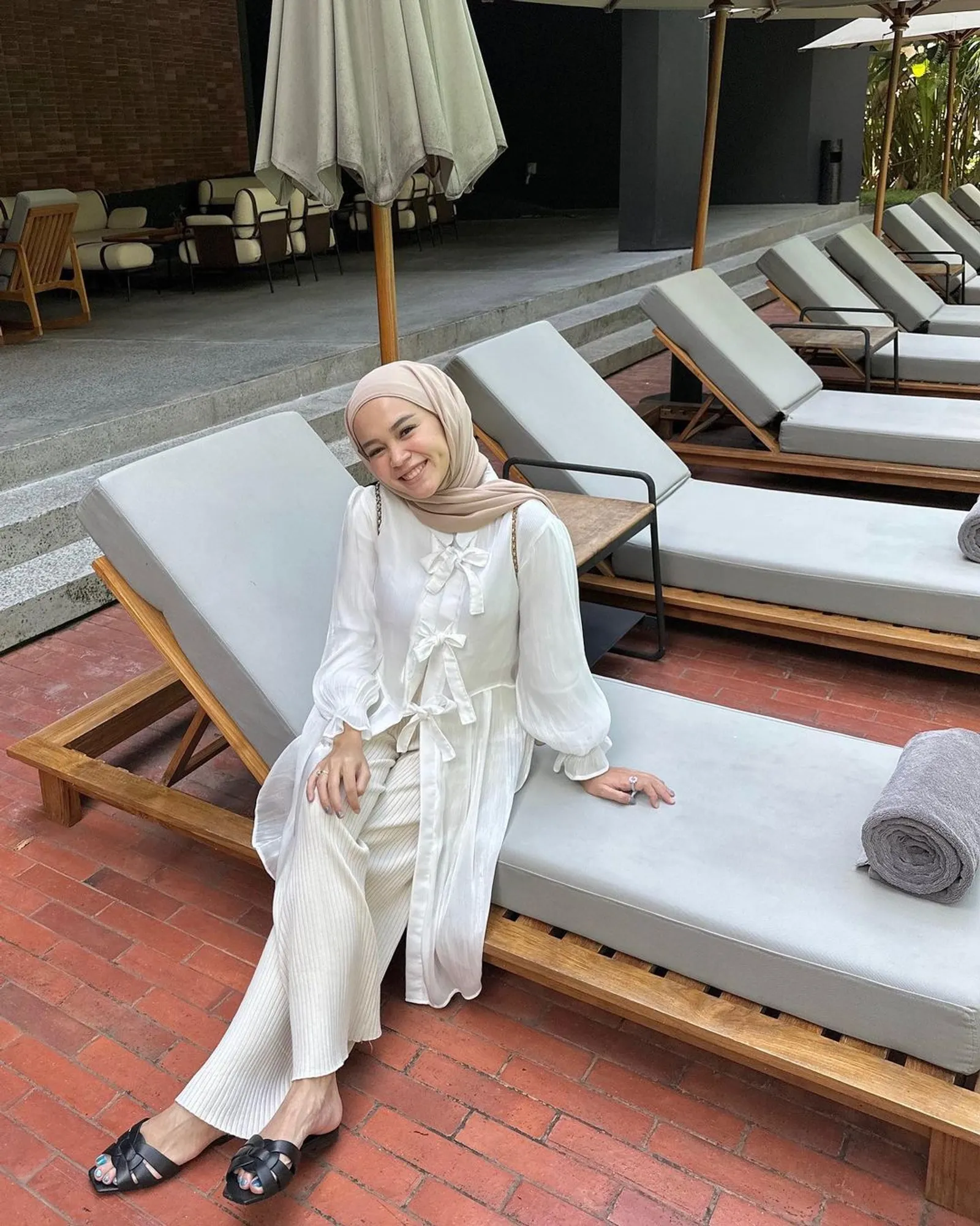 Ide Outfit Bukber Pakai Loose Pants untuk Hijabers