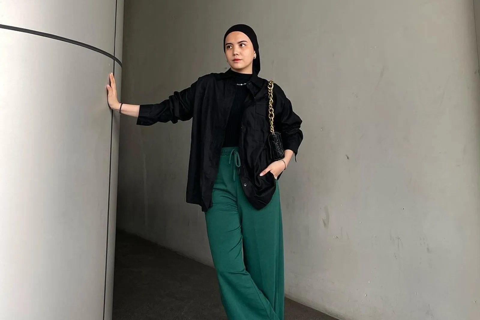 Ide Outfit Bukber Pakai Loose Pants untuk Hijabers