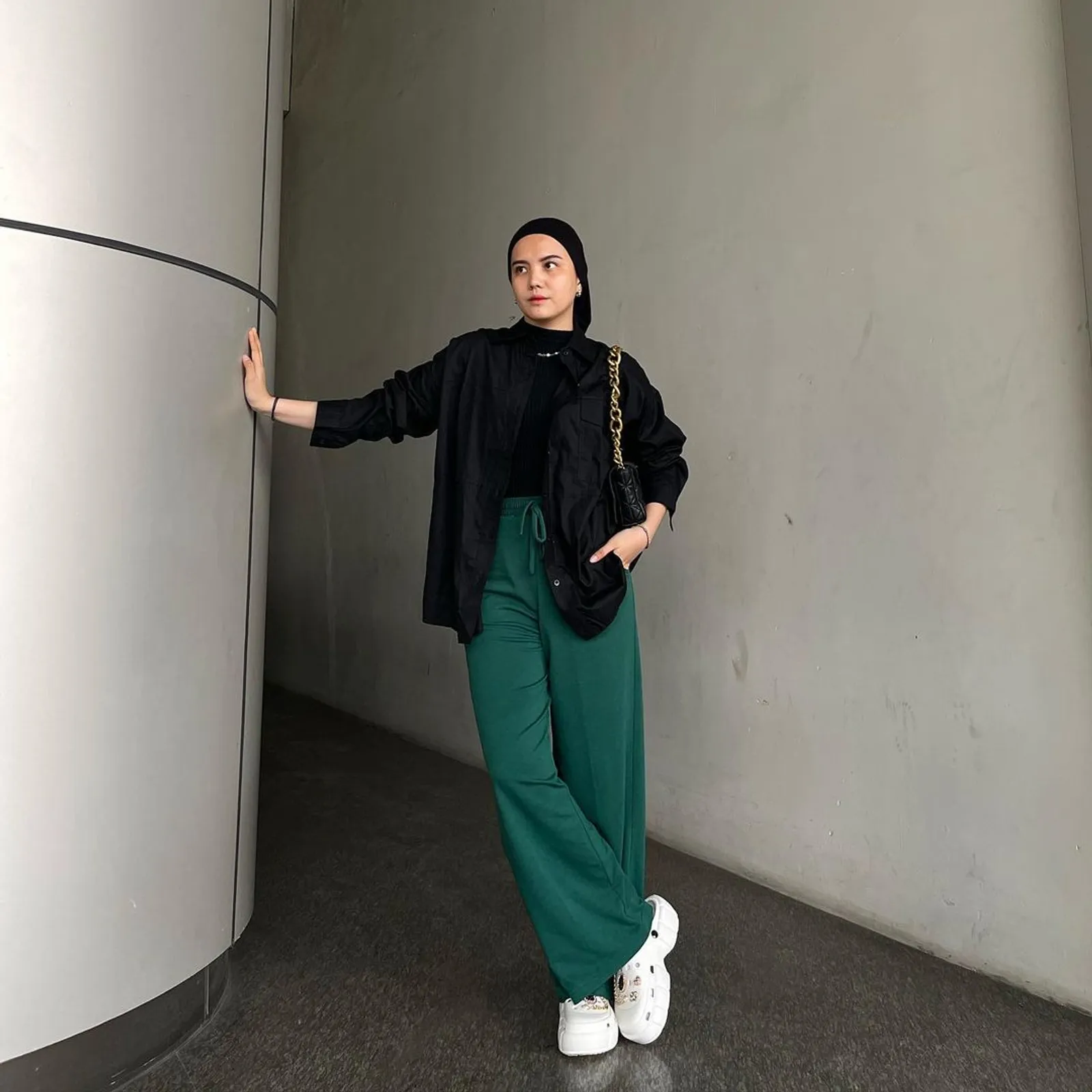 Ide Outfit Bukber Pakai Loose Pants untuk Hijabers