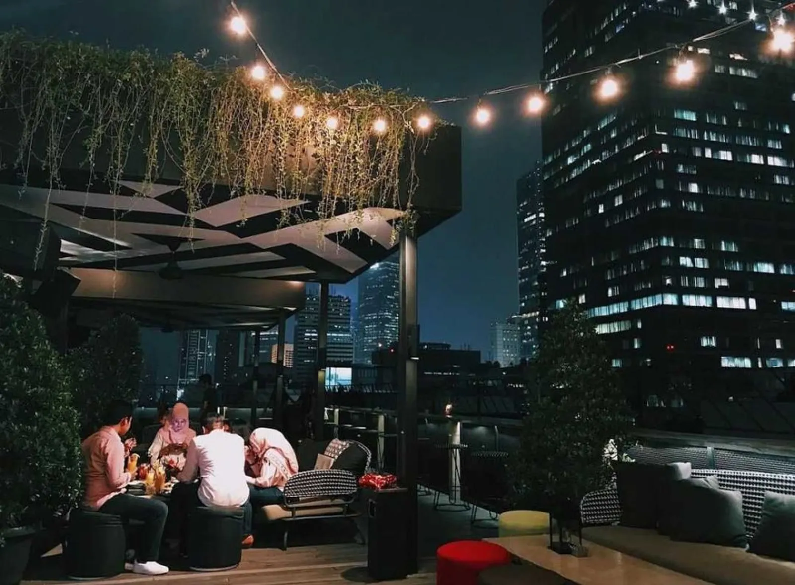 7 Rekomendasi Café Rooptop di Jakarta dengan View yang Menarik