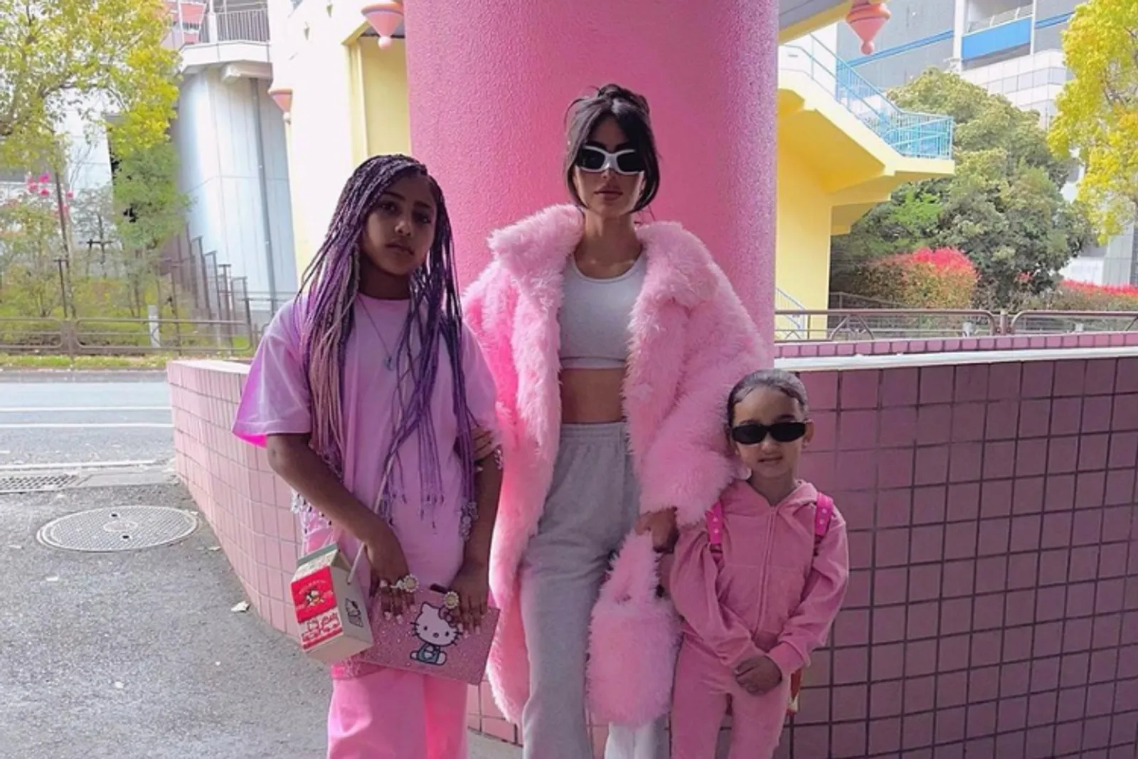 Gaya Kim Kardashian Pakai Outfit Serba Pink saat Trip ke Jepang