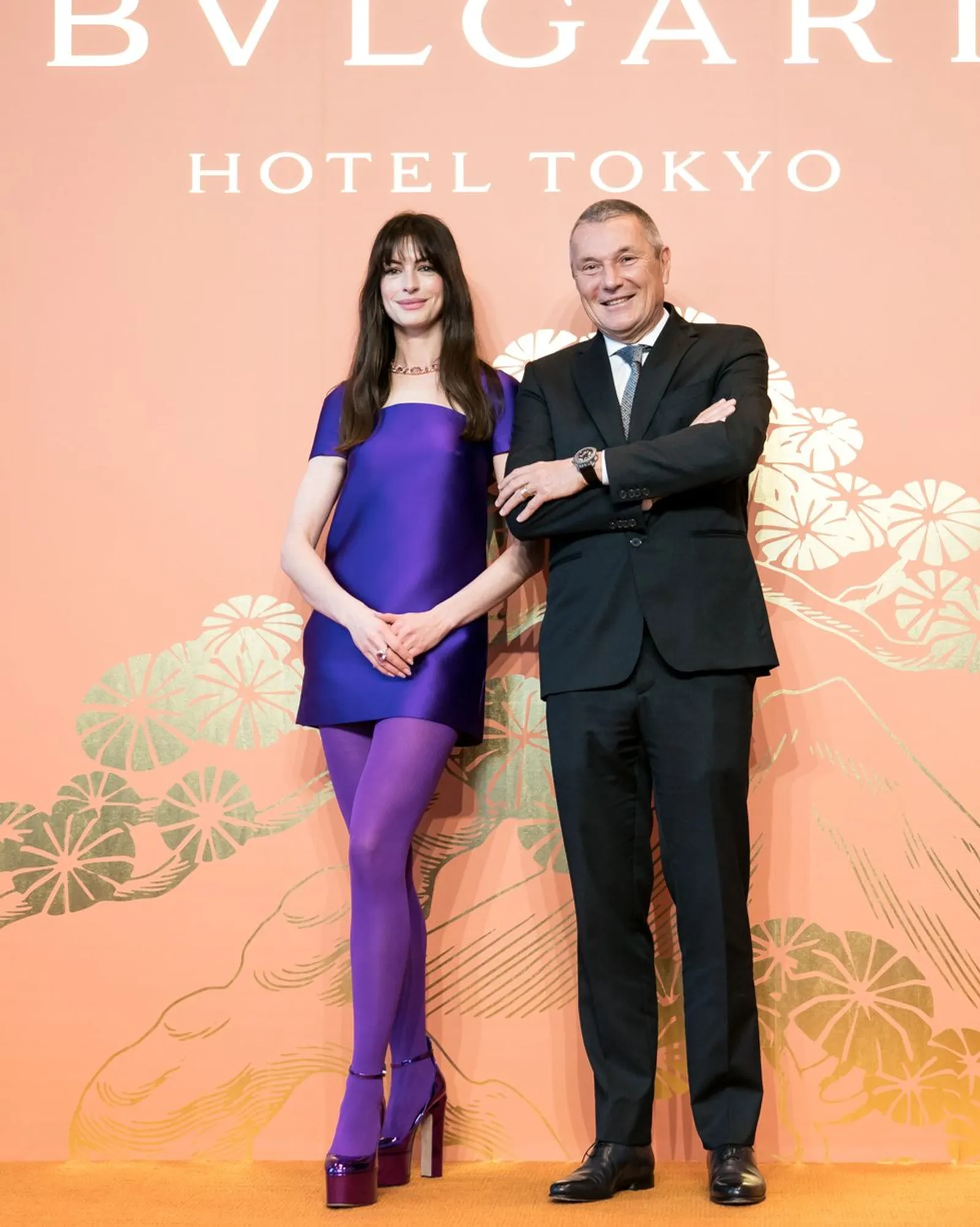 Penampilan Stunning Anne Hathaway di Pembukaan Bulgari Hotel Tokyo