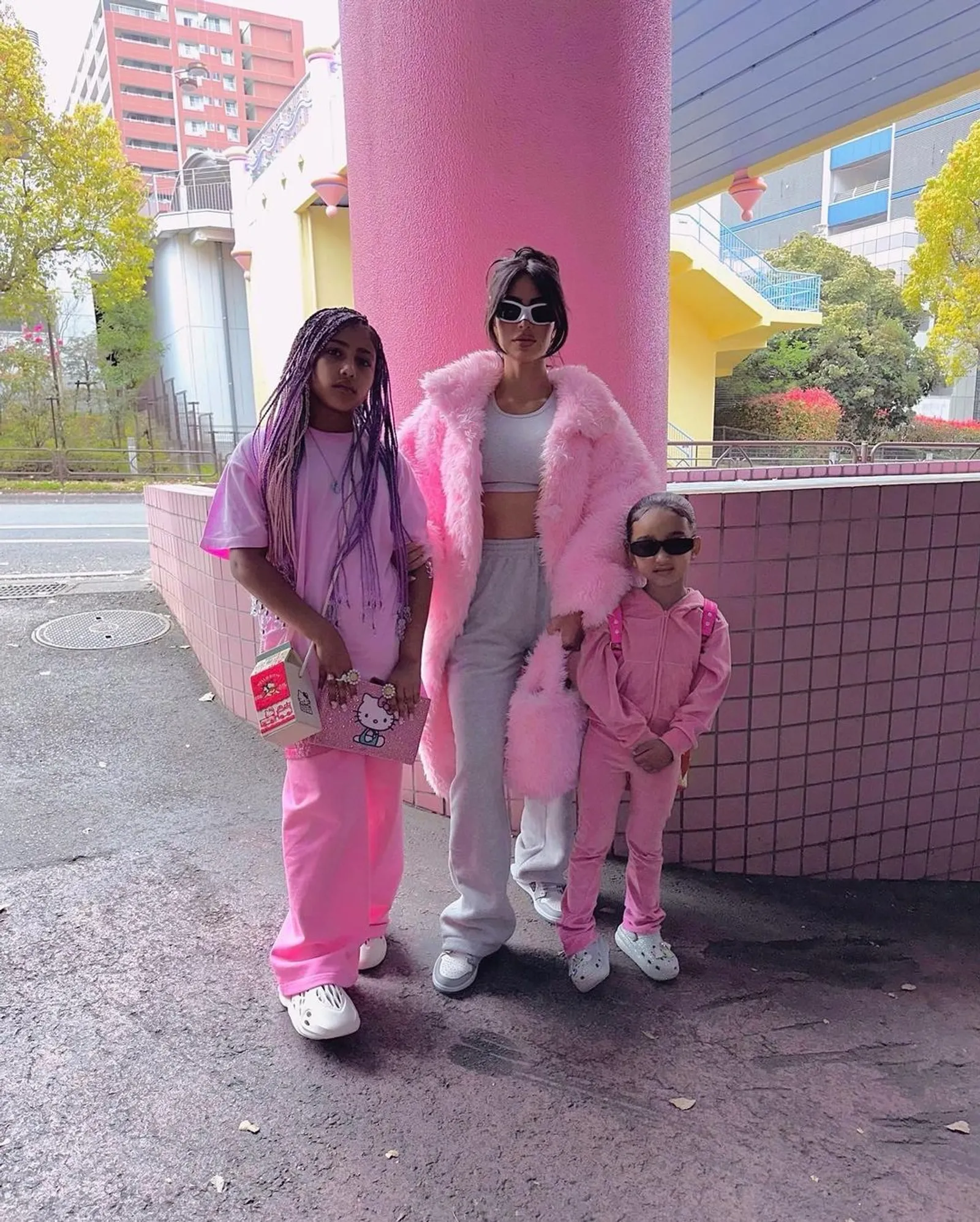 Gaya Kim Kardashian Pakai Outfit Serba Pink saat Trip ke Jepang