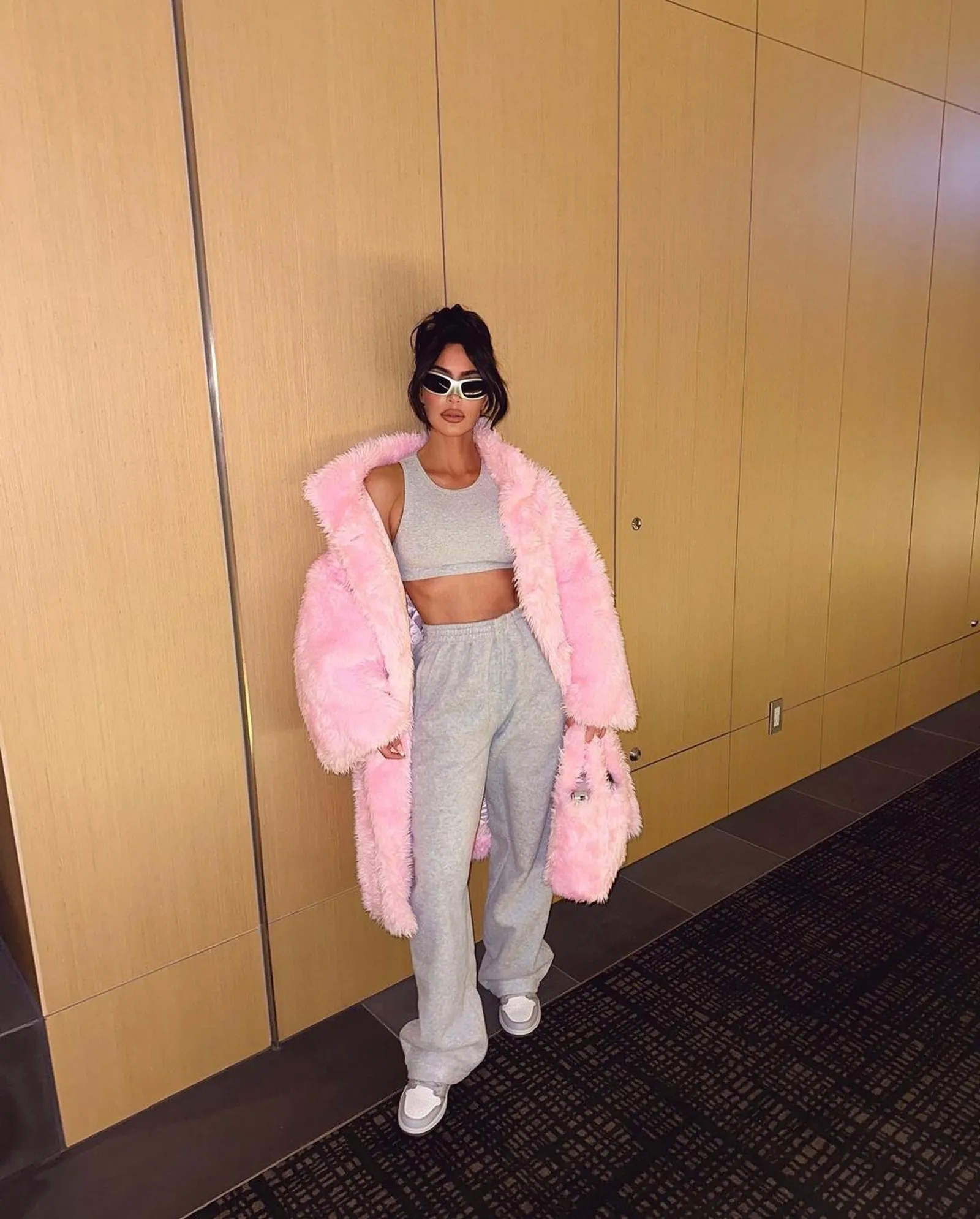 Gaya Kim Kardashian Pakai Outfit Serba Pink saat Trip ke Jepang