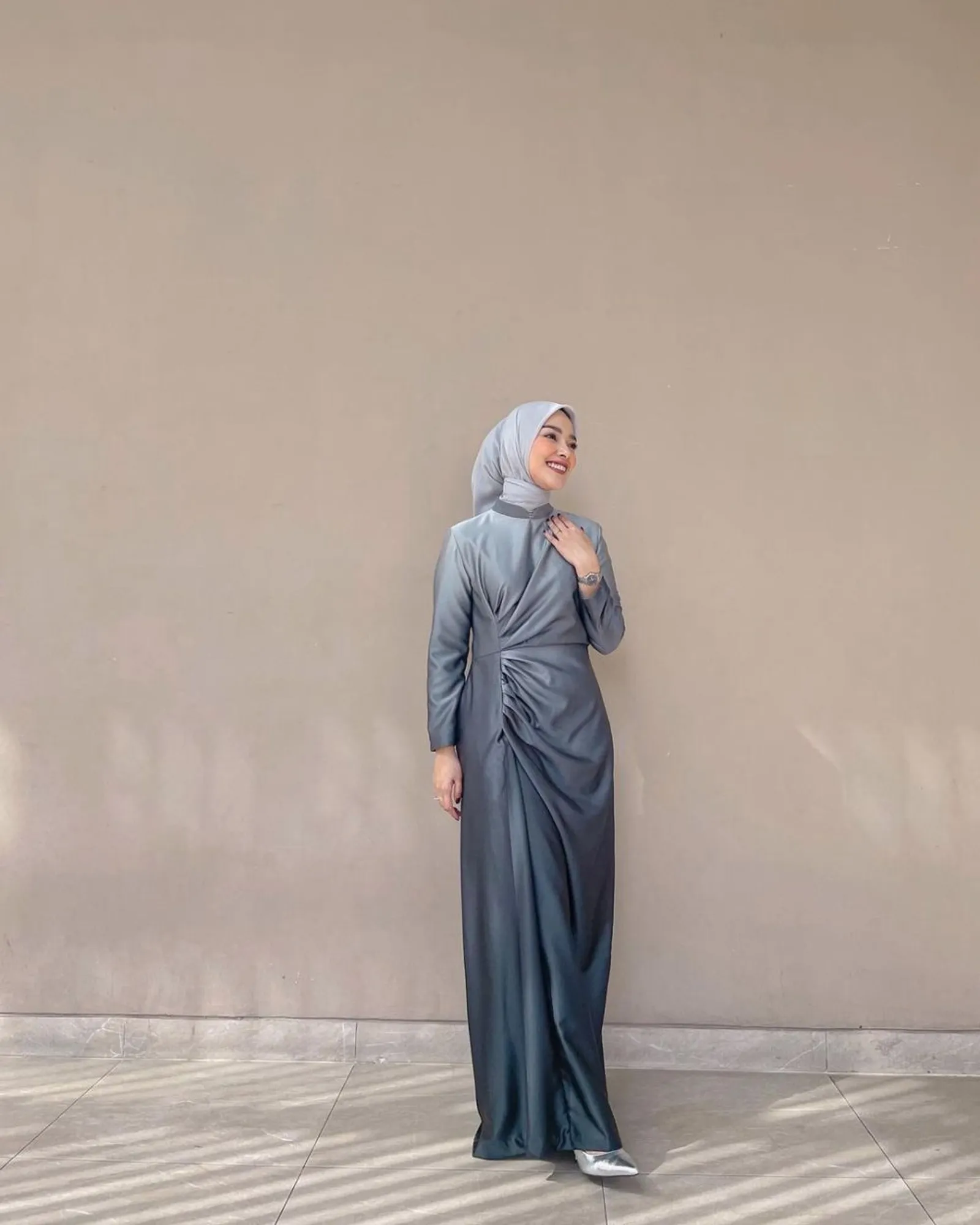 Inspirasi Padu-padan Dress Satin untuk Momen Hari Lebaran