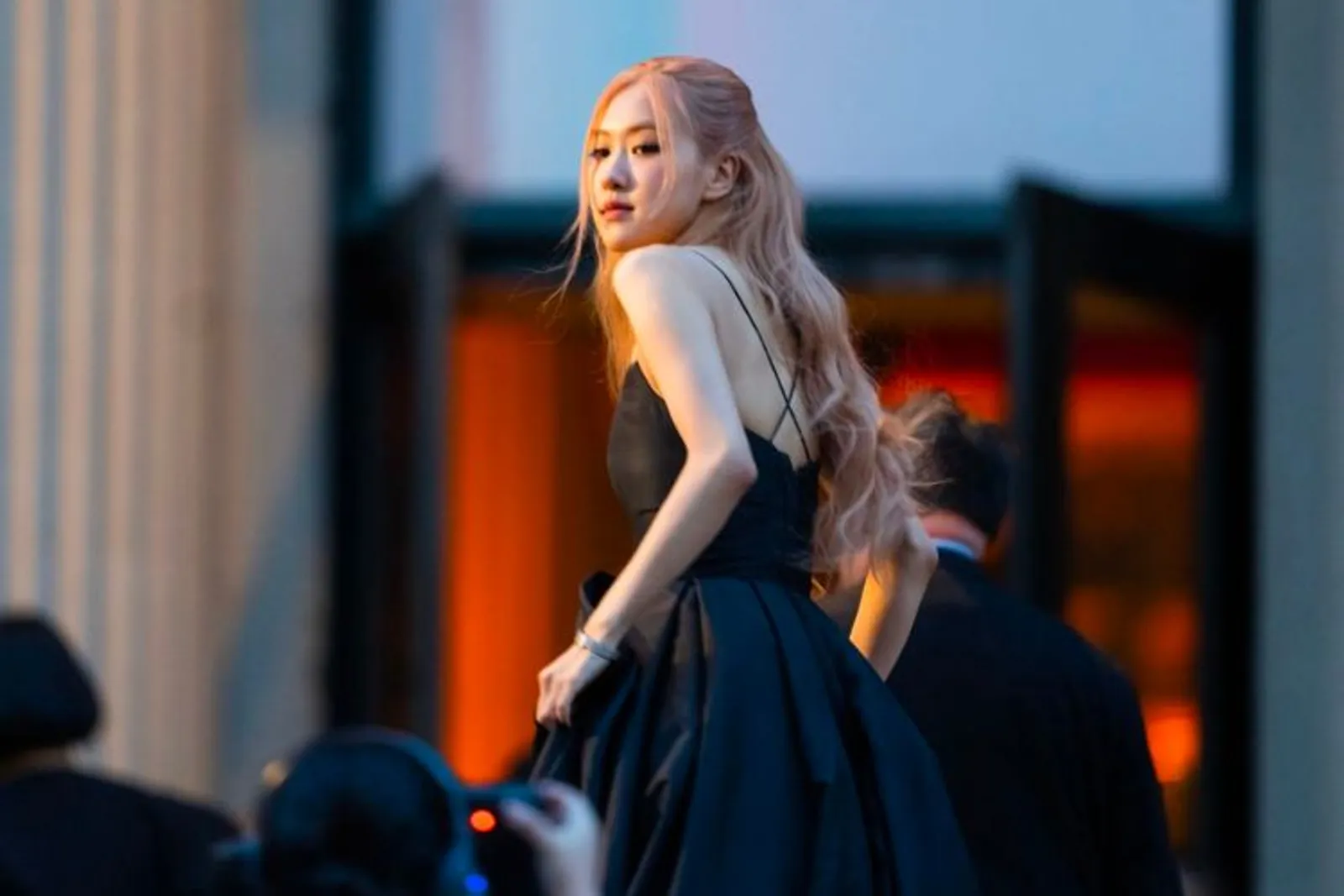 Rosé BLACKPINK Curi Perhatian Pakai Pita Tradisional Korea di The Met