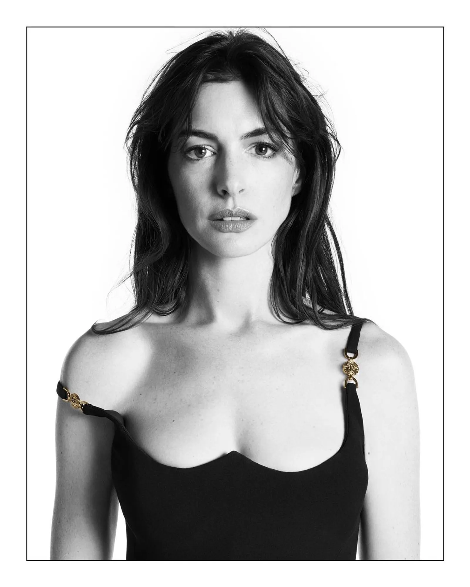 Anne Hathaway Jadi Wajah Campaign Versace Icons