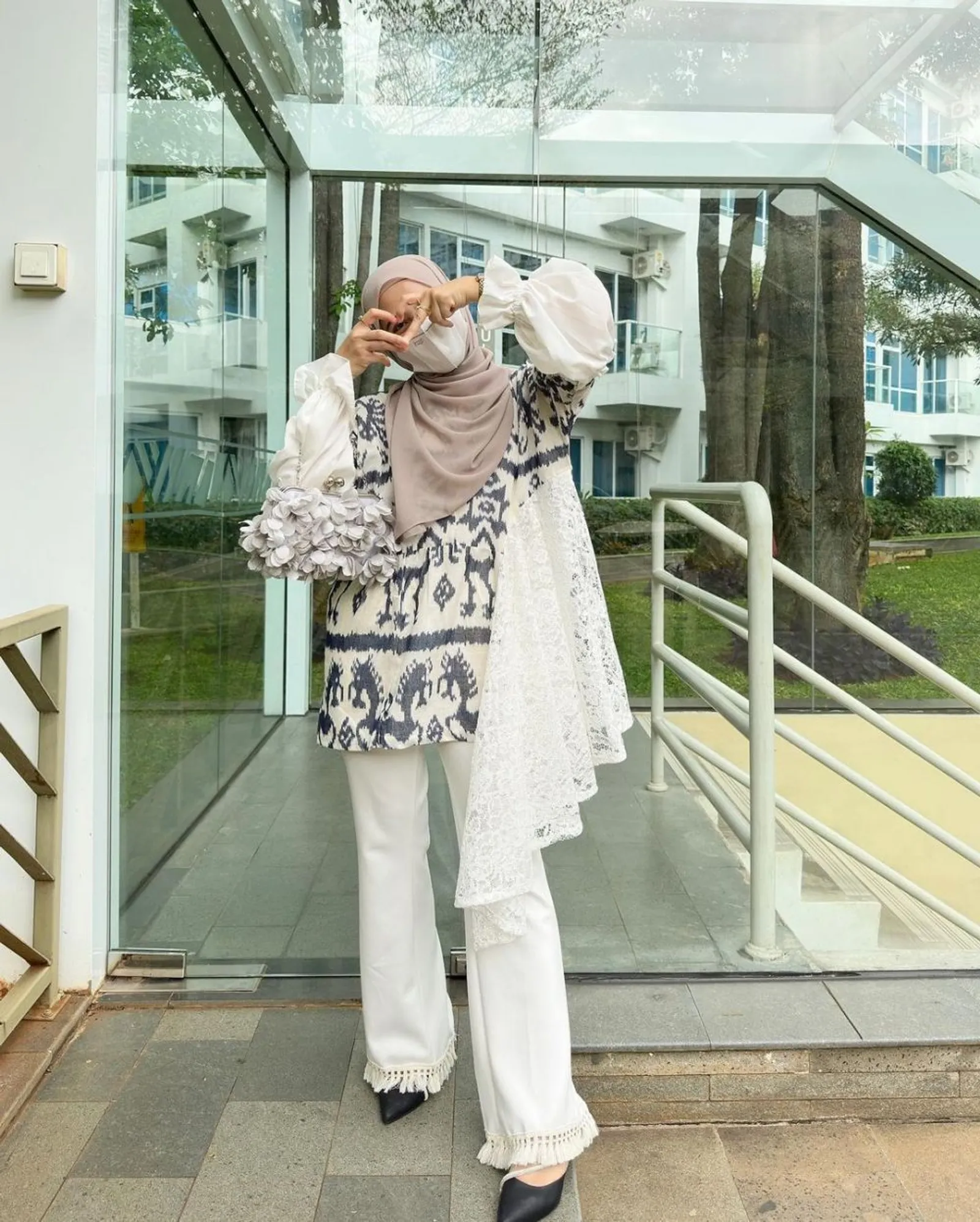 Ide Outfit Hijab Pakai Kain Tenun untuk Pesta Pernikahan