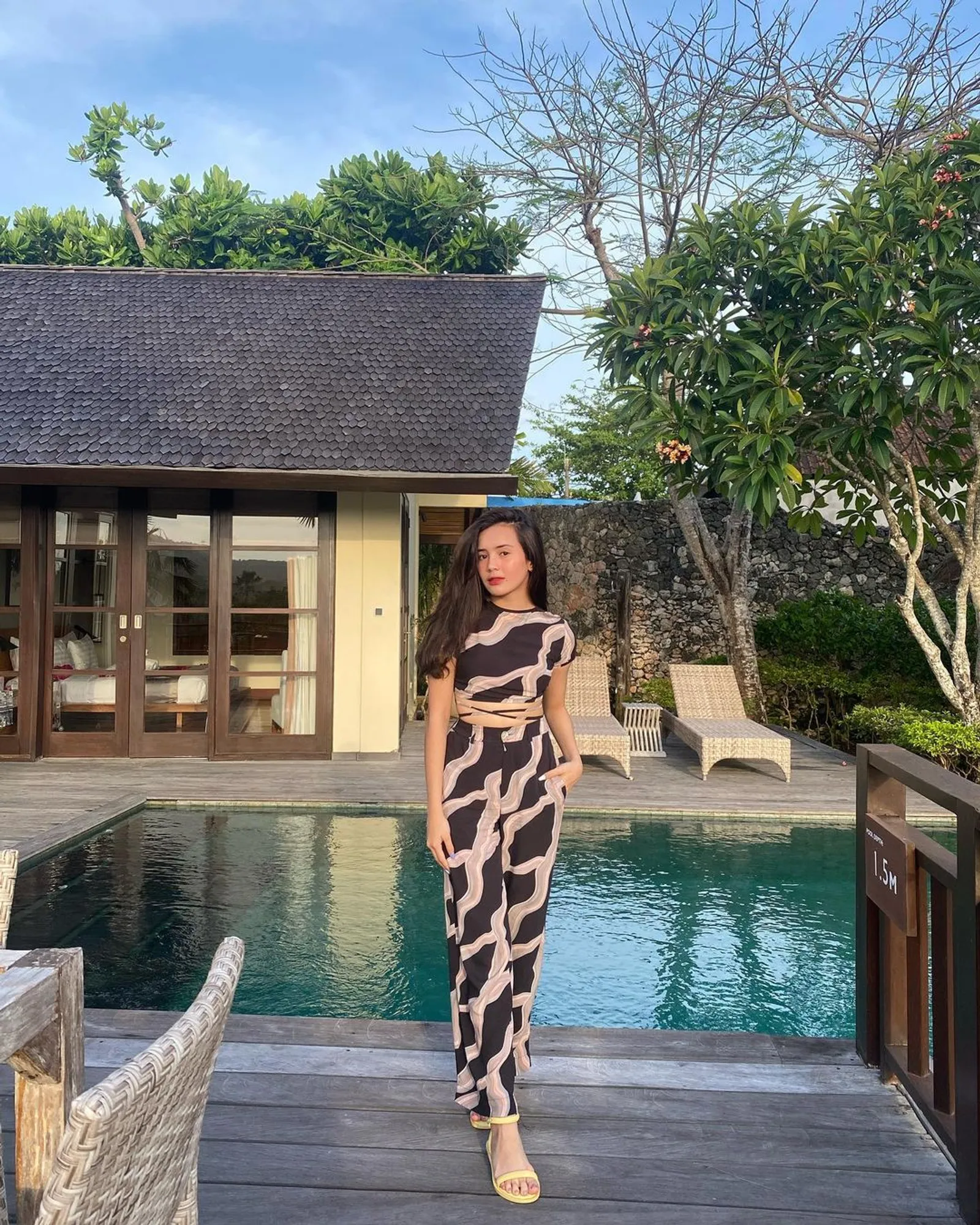 Inspirasi Outfit Serba Hitam a La Beby Tsabina