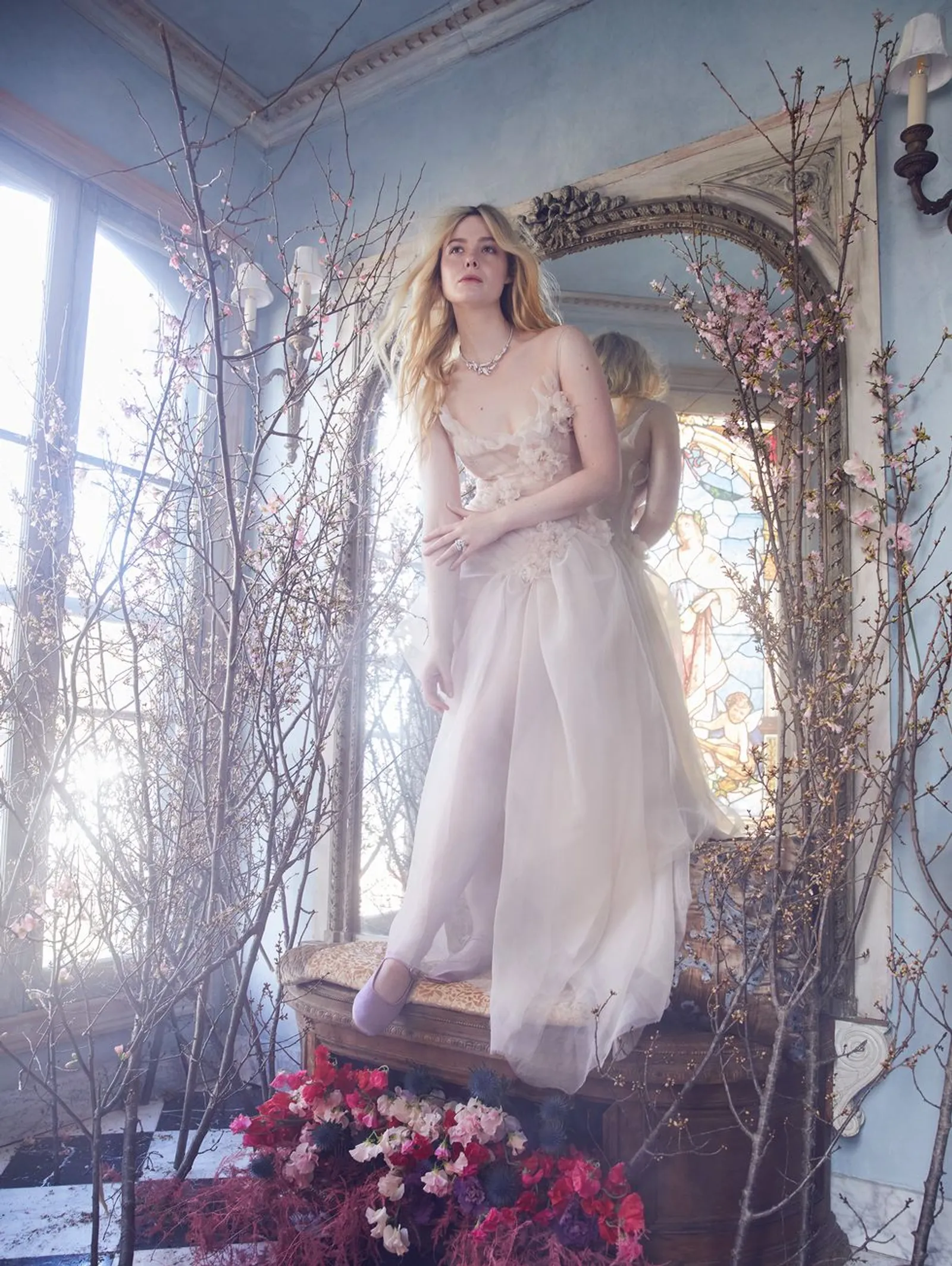 Penampilan Elle Fanning di Photoshoot Bernuansa Fairytale