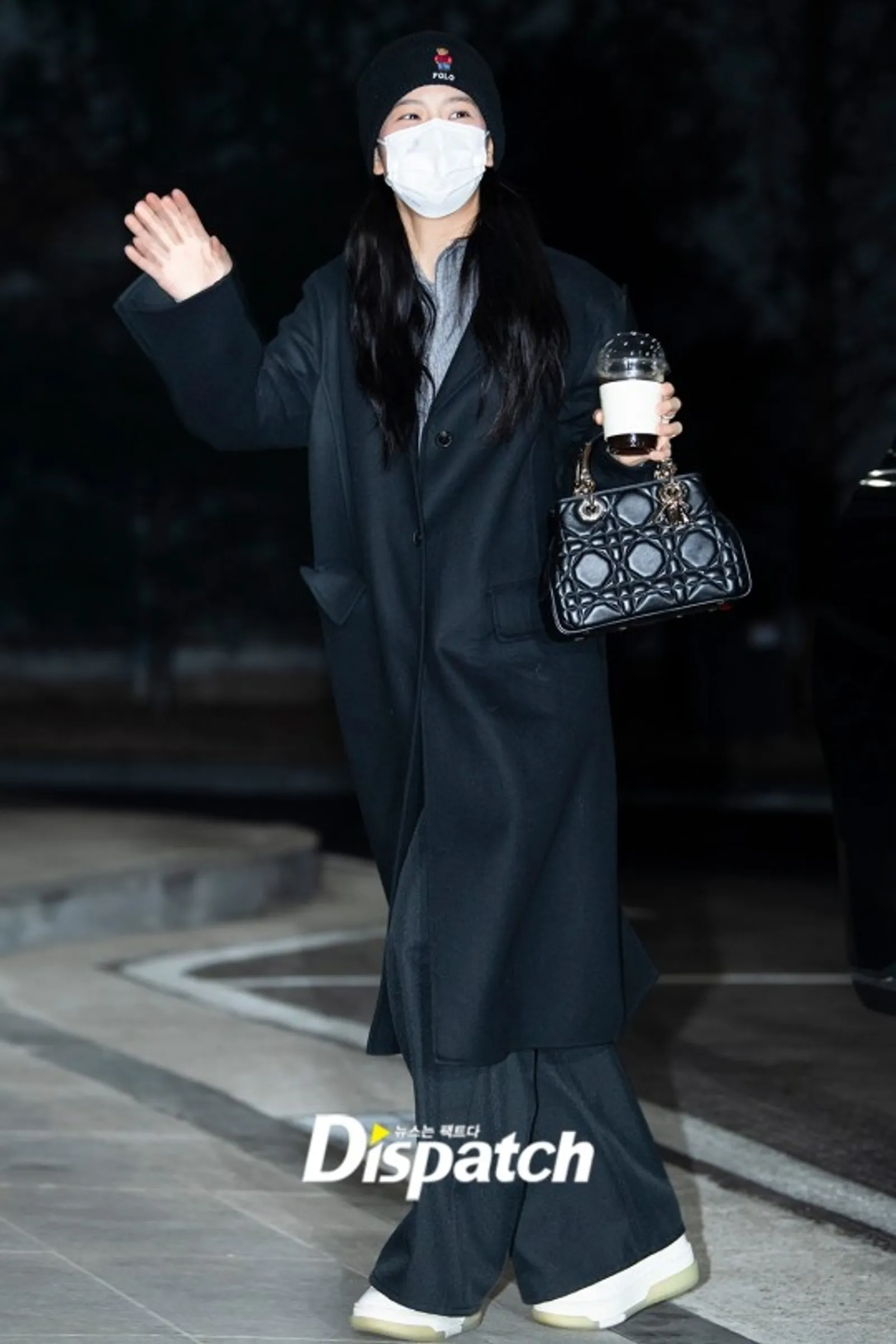 Deretan Gaya Terbaru Jisoo 'BLACKPINK' di Bandara