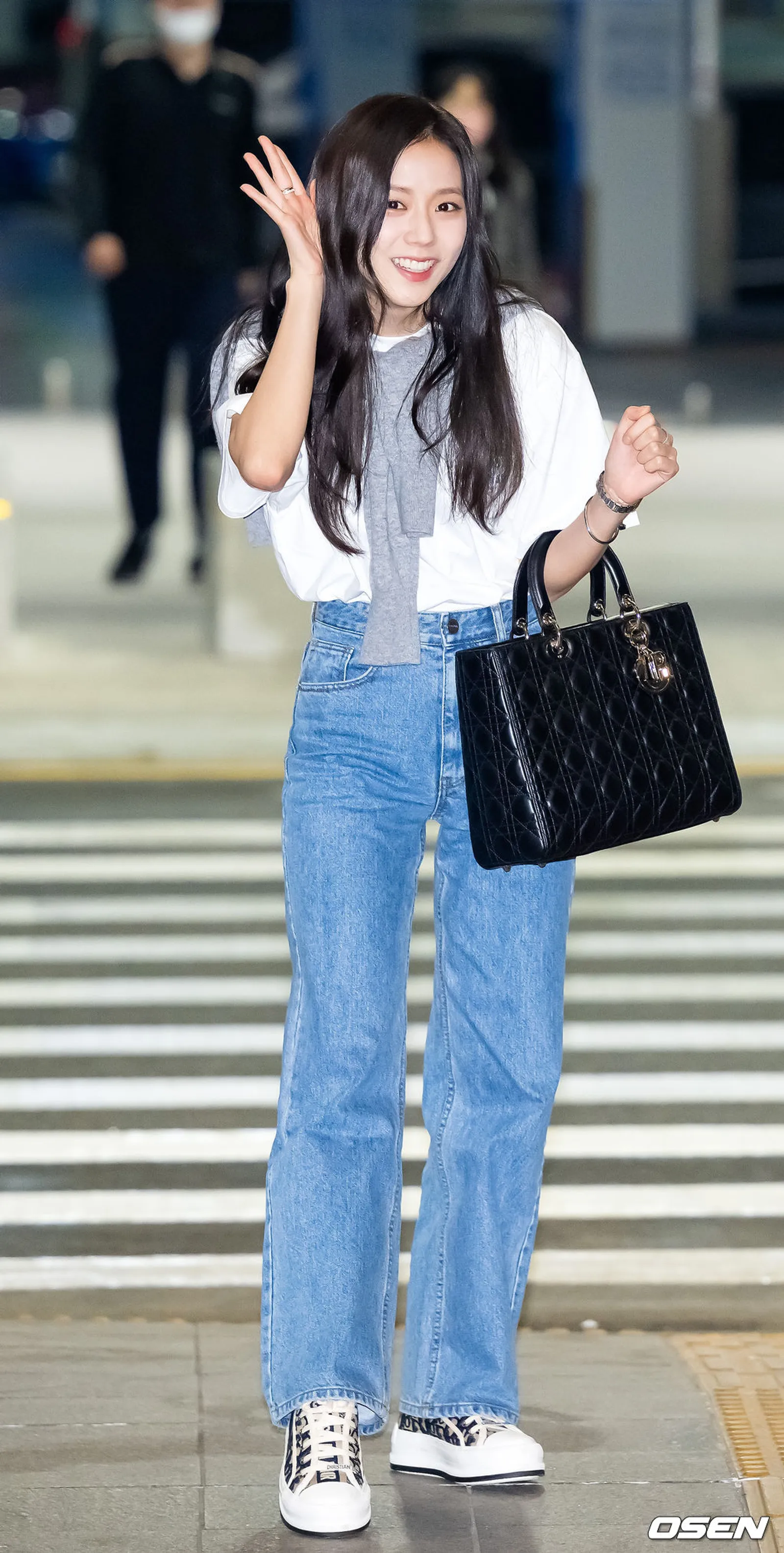 Deretan Gaya Terbaru Jisoo 'BLACKPINK' di Bandara