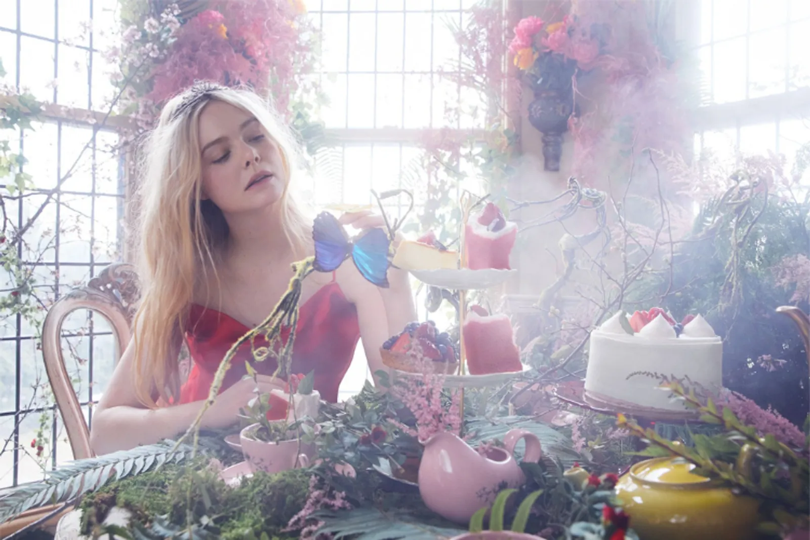 Penampilan Elle Fanning di Photoshoot Bernuansa Fairytale