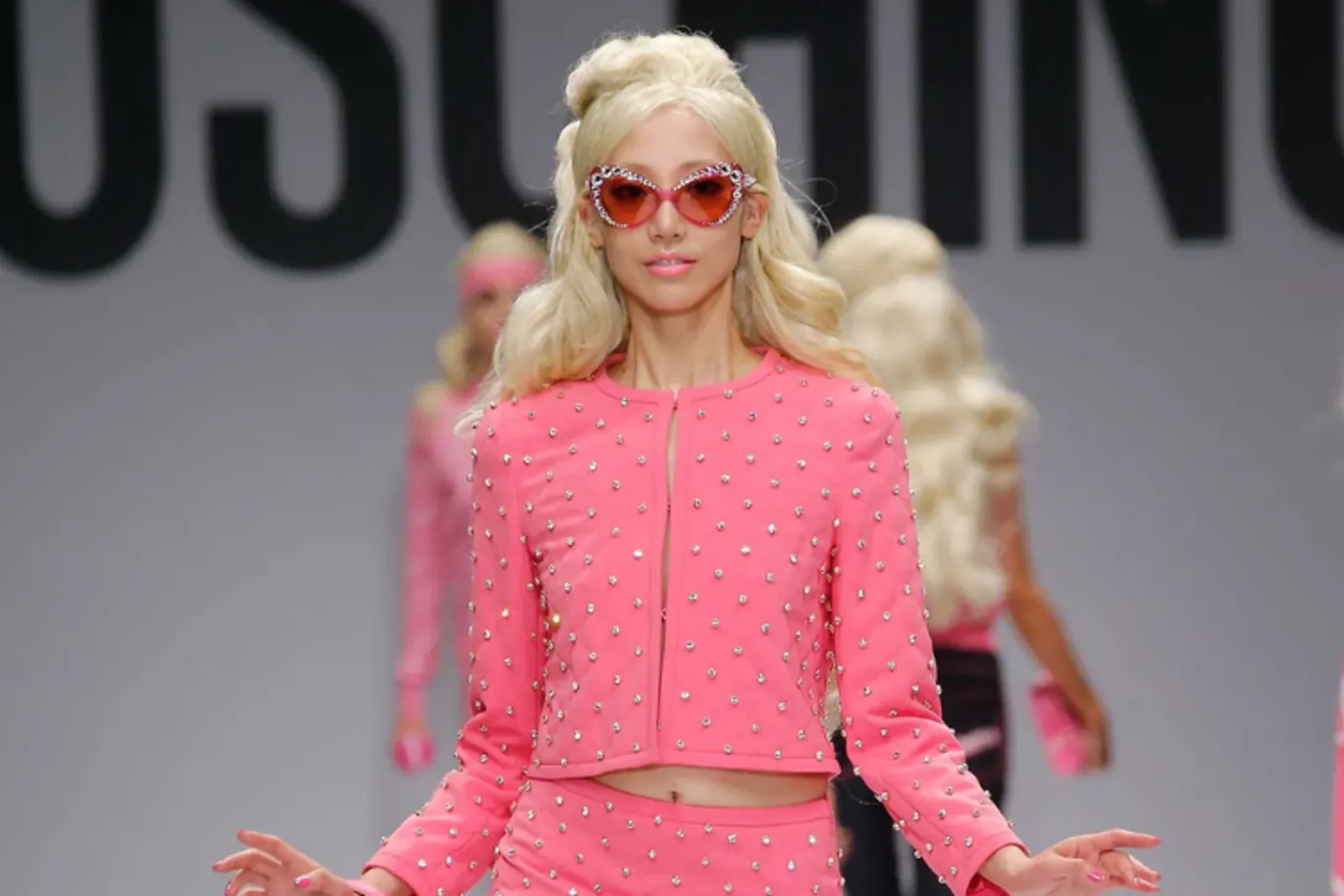 7 Barbiecore Moments dari Berbagai Brand Fashion di Runway