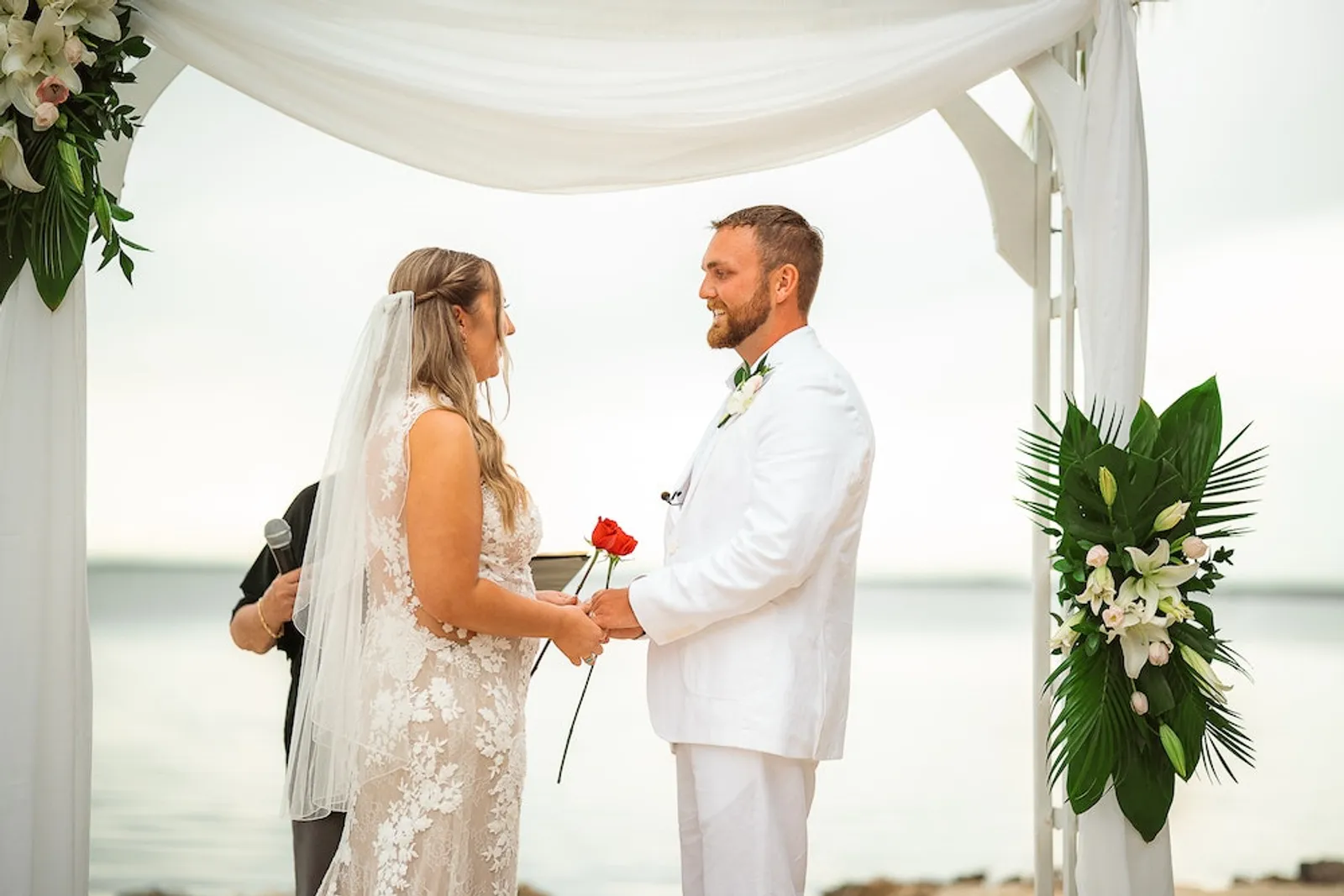 5 Alasan Pernikahan di Pantai Menarik bagi Pasangan Millennial