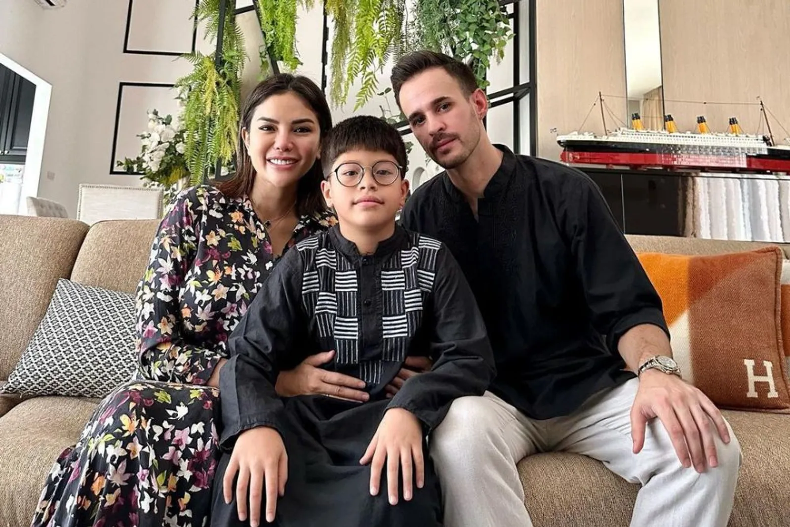 11 Potret Artis Indonesia Rayakan Lebaran Bareng Pacar, So Sweet!