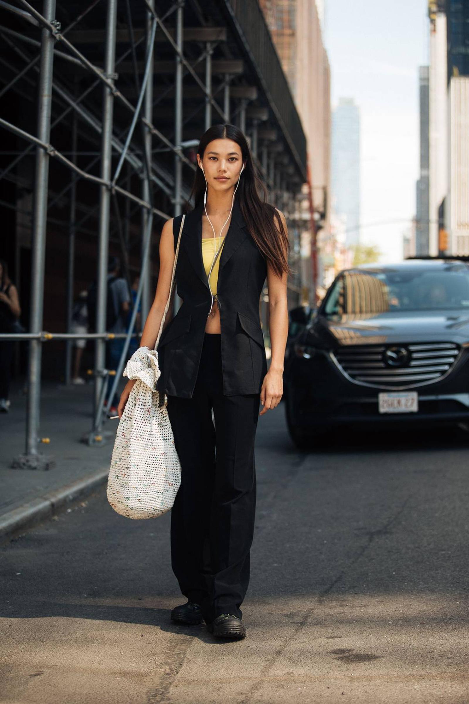 Ide Padu-padan Outfit Minimalis yang Chic