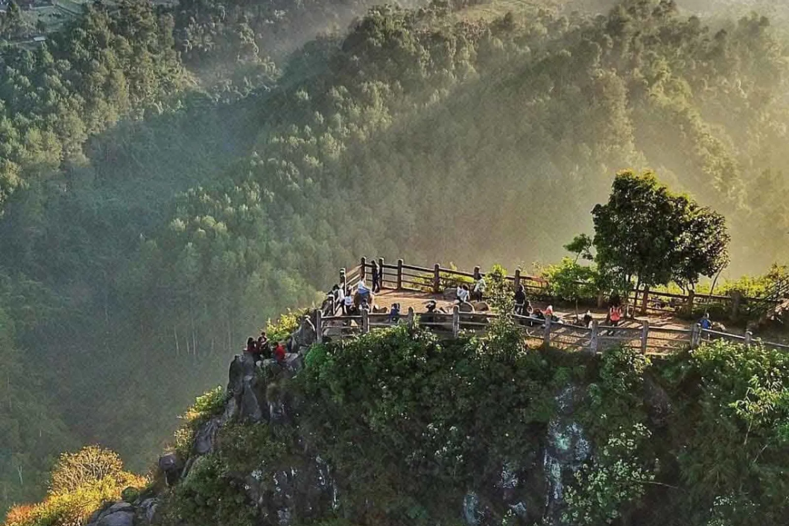 20 Tempat Wisata Alam di Bandung Populer yang Menyejukkan Mata