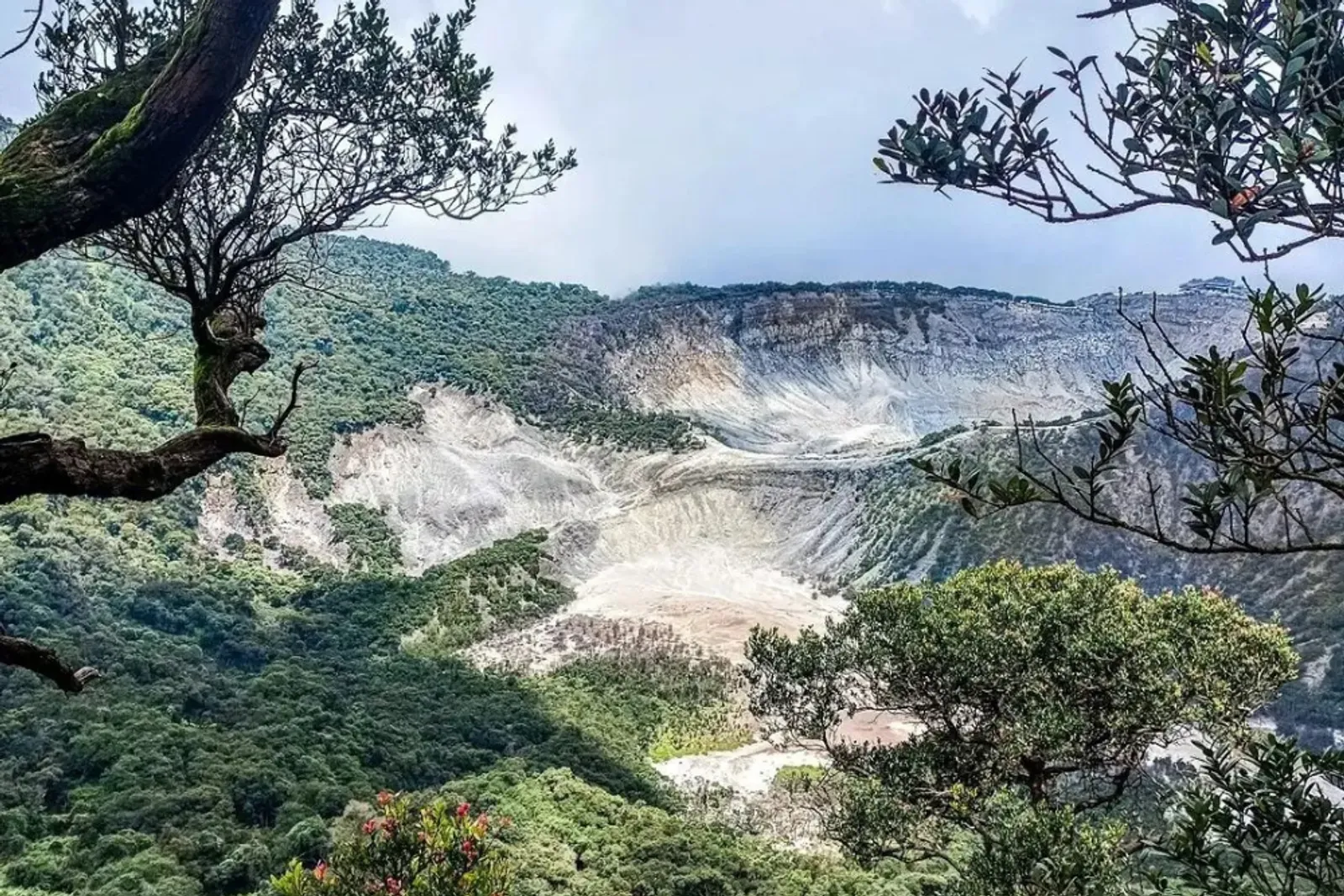 20 Tempat Wisata Alam di Bandung Populer yang Menyejukkan Mata