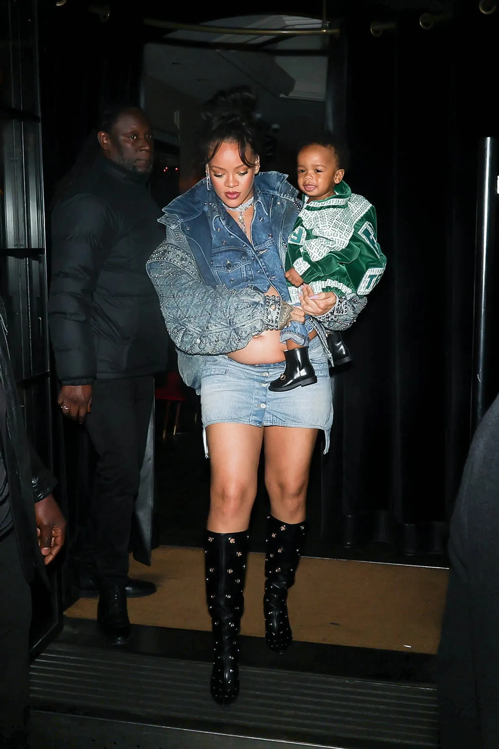 5 OOTD Kece Rihanna Saat di Paris