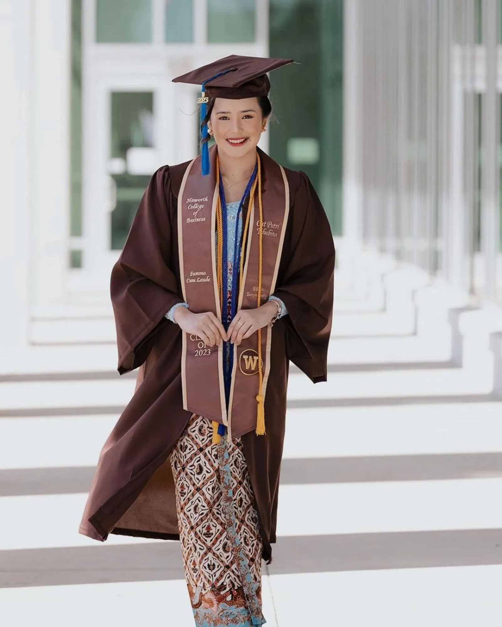 Gaya Artis Indonesia yang Wisuda di Luar Negeri