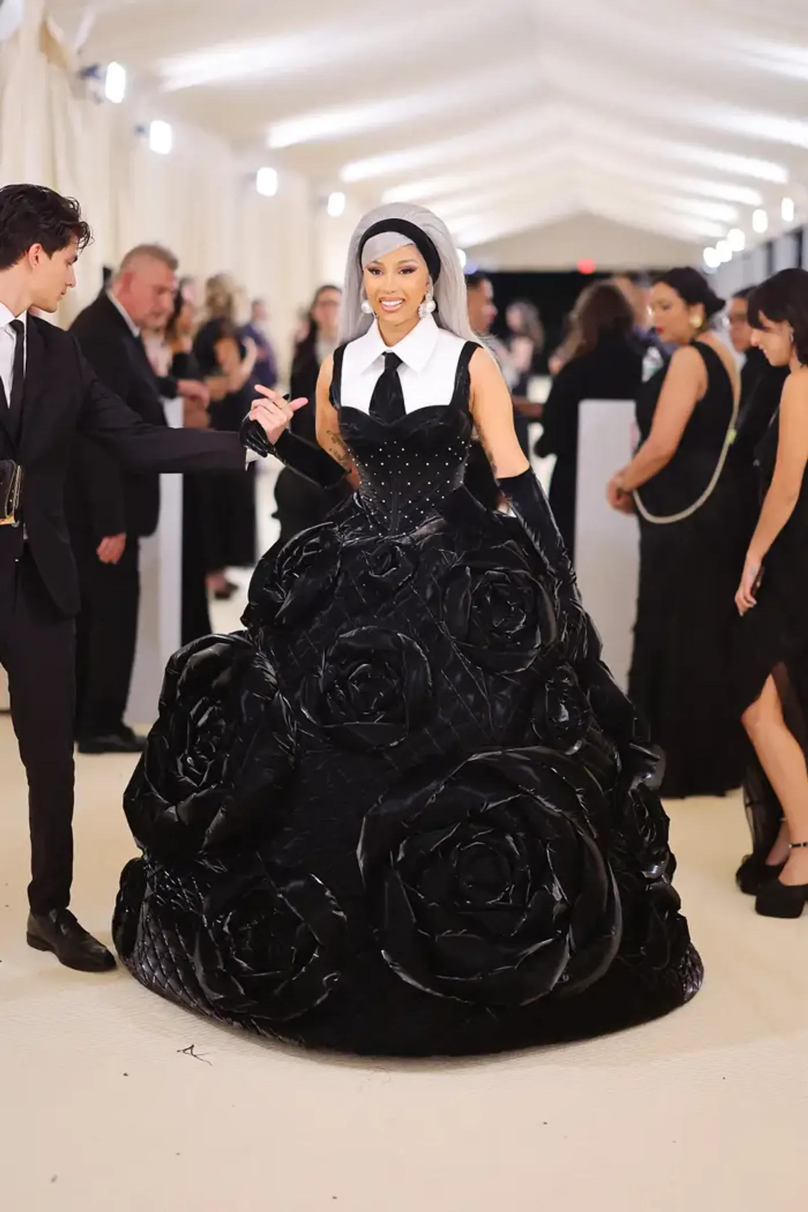 7 Gaya Terbaik Seleb Representasikan Karl Lagerfeld di Met Gala 2023