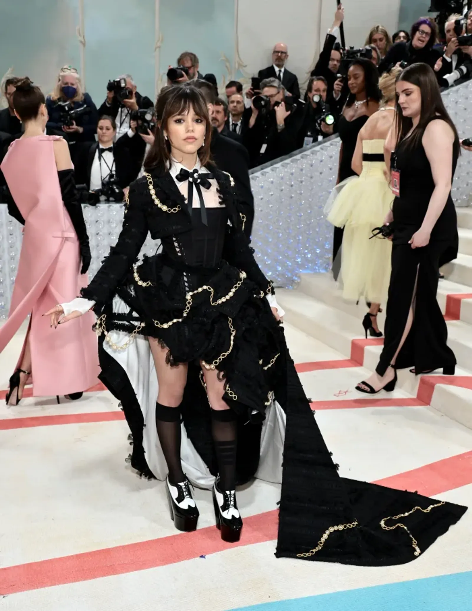 7 Gaya Terbaik Seleb Representasikan Karl Lagerfeld di Met Gala 2023