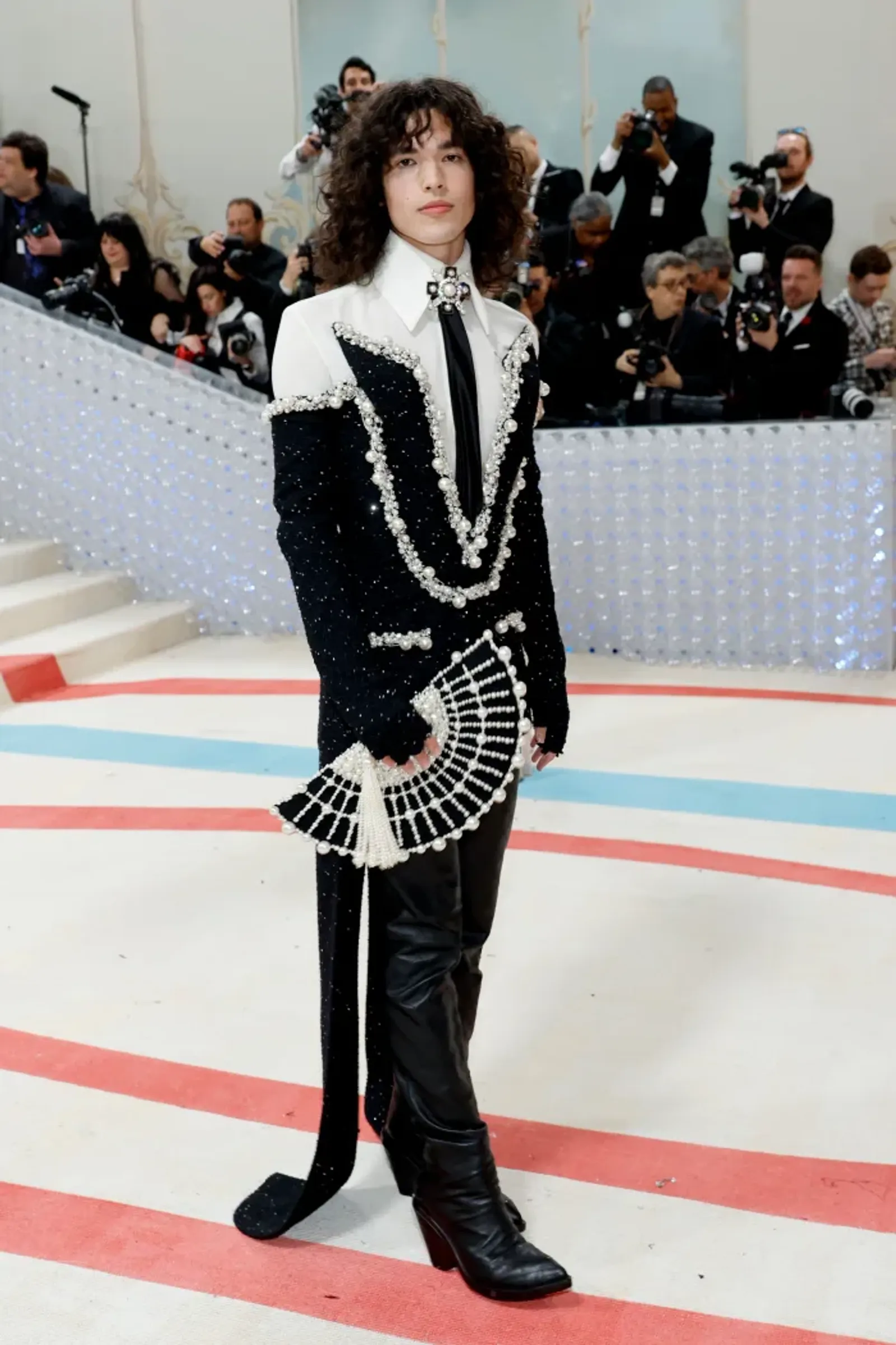 7 Gaya Terbaik Seleb Representasikan Karl Lagerfeld di Met Gala 2023