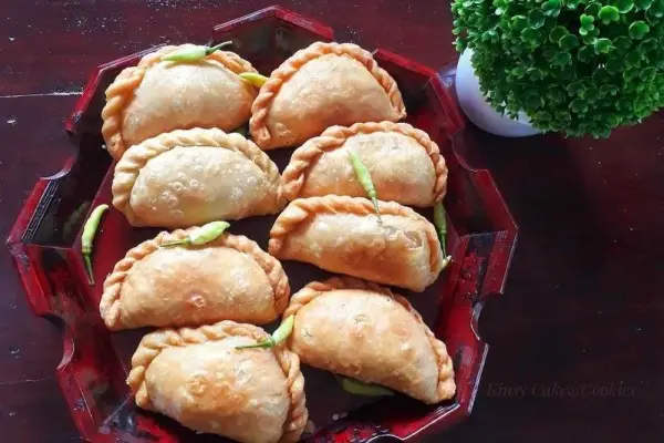 Resep Pastel Isi Ayam Kari, Camilan Ringan Penghangat Suasana