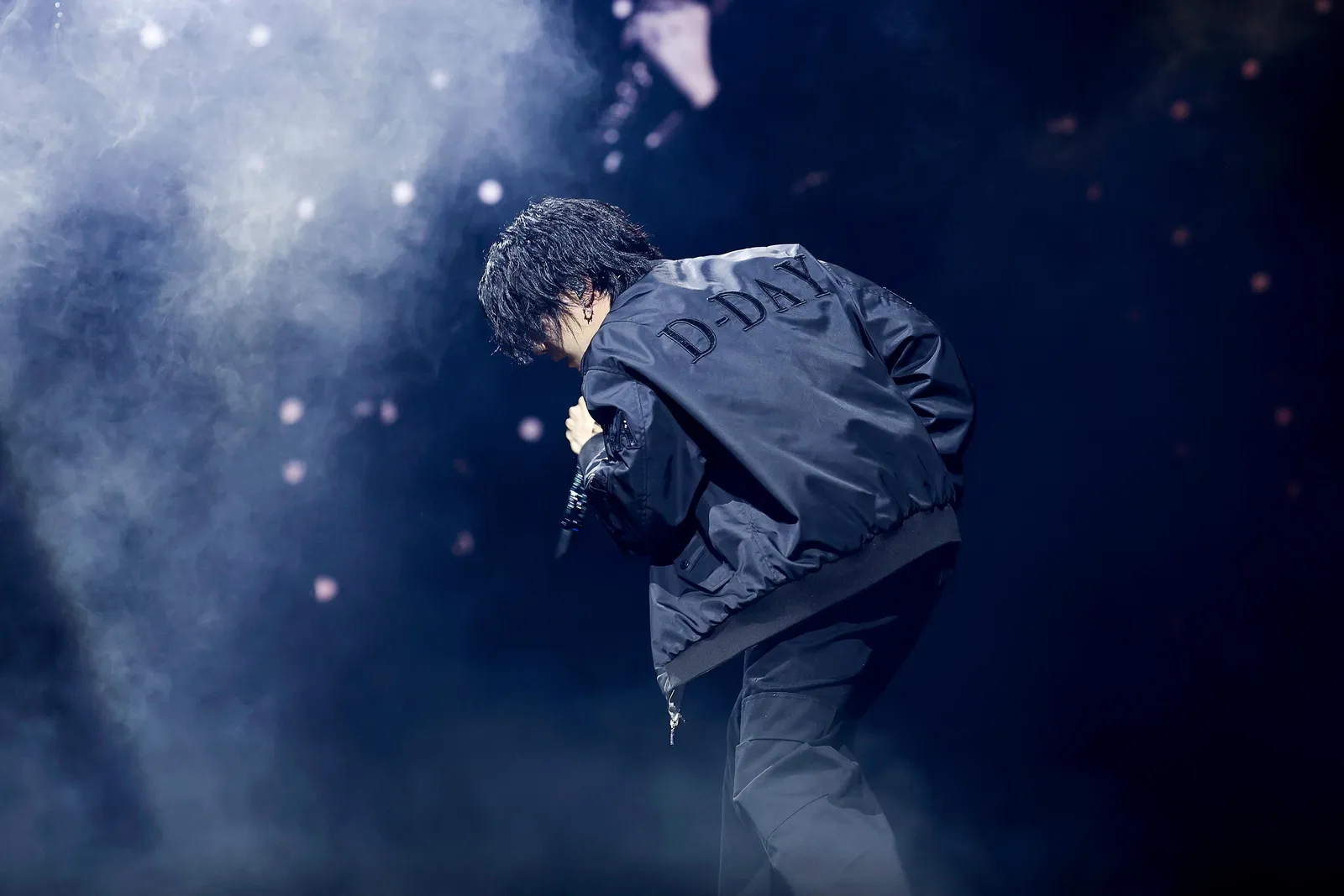 Valentino Buatkan Suga 'BTS' Jaket Khusus untuk Konser Solo D-Day