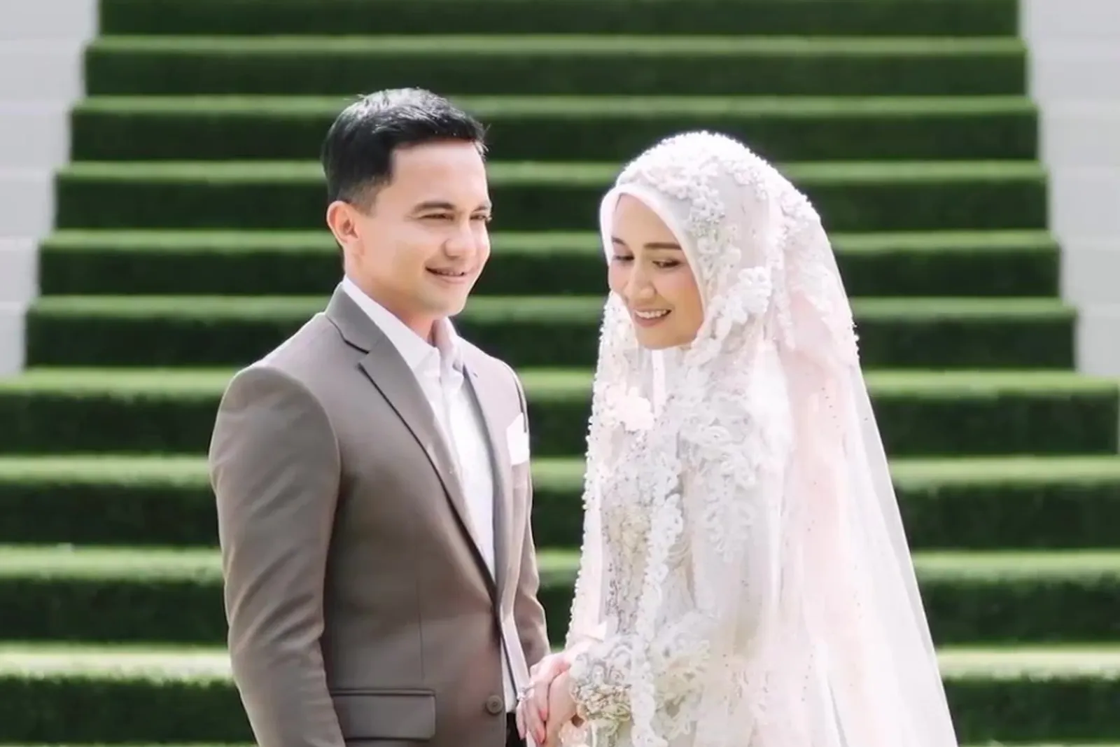 Lepas Status Duda, 10 Foto Pernikahan Sahrul Gunawan & CEO Rumah Sakit