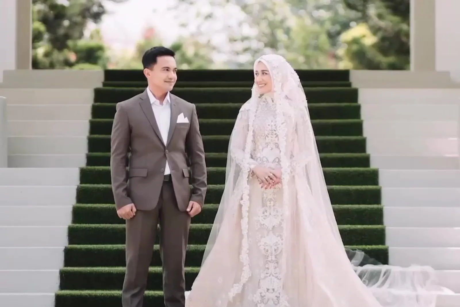 Lepas Status Duda, 10 Foto Pernikahan Sahrul Gunawan & CEO Rumah Sakit