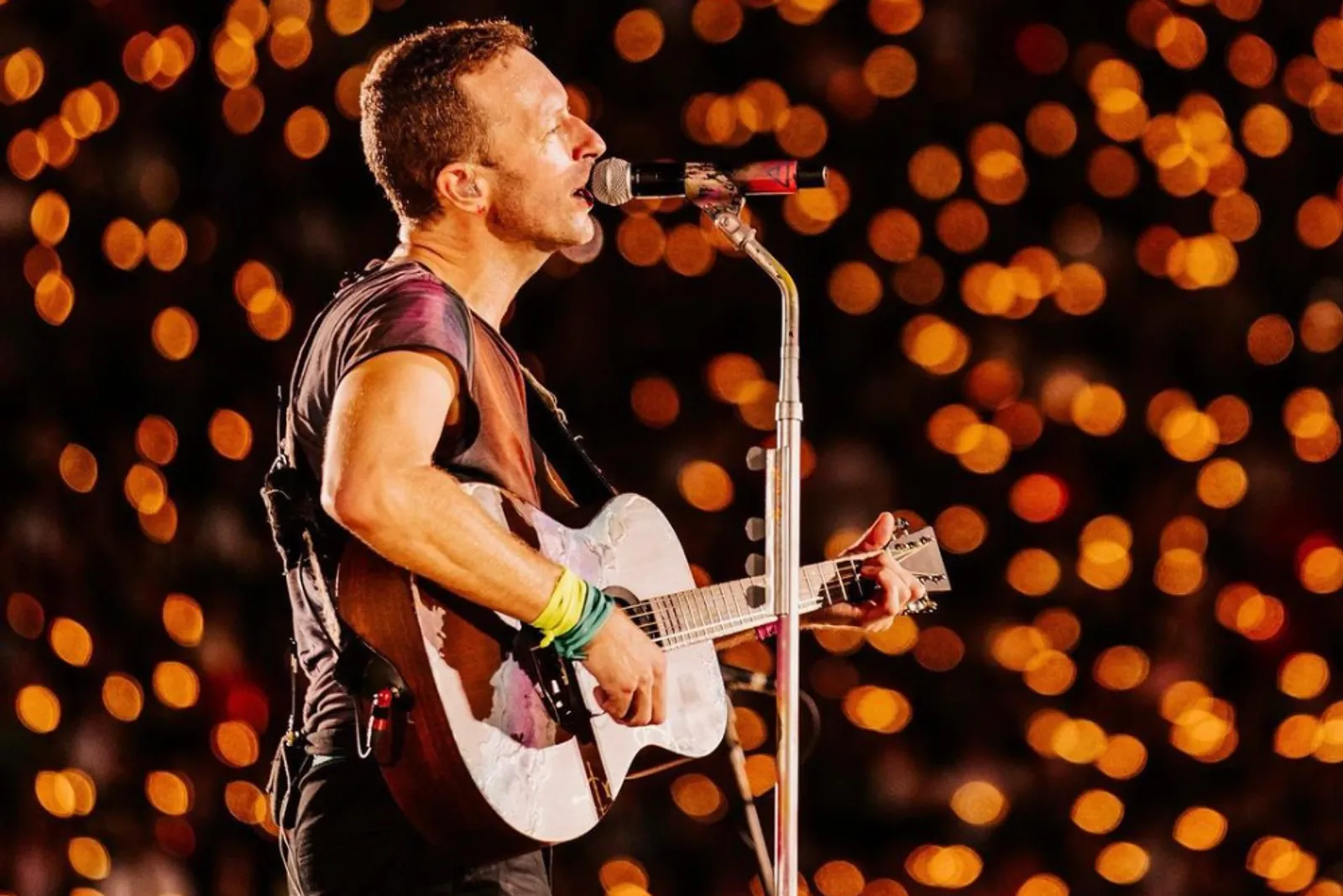 9 Gaya Coldplay saat Manggung yang Keren dan Spektakuler