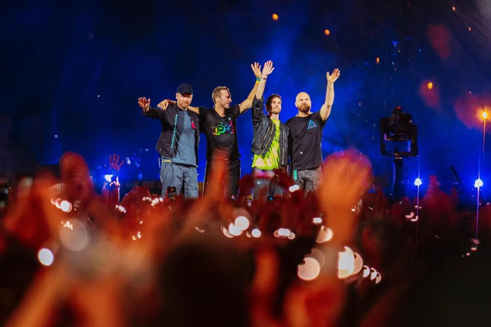 9 Gaya Coldplay saat Manggung yang Keren dan Spektakuler