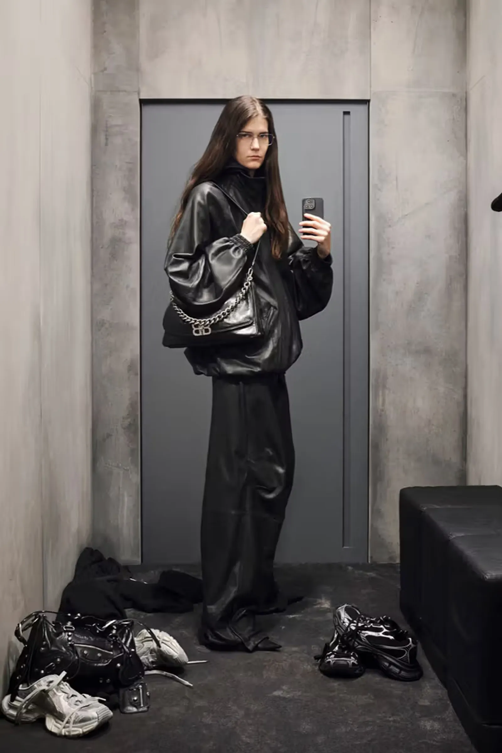 Konsep Unik ‘Mirror Selfies’ di Kampanye Pre-Fall Balenciaga