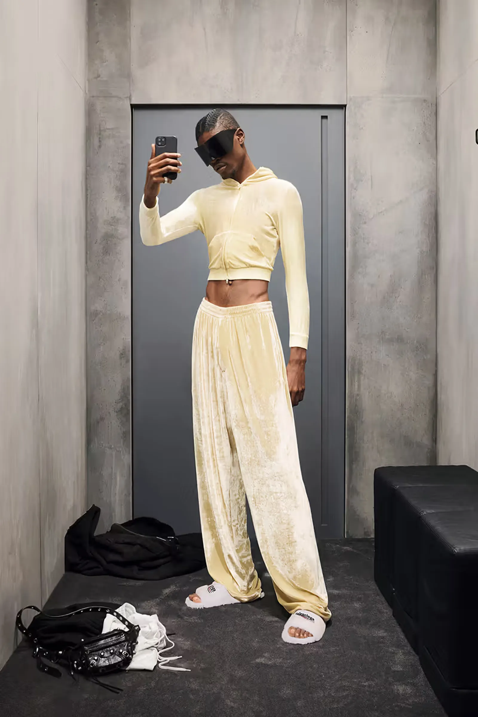 Konsep Unik ‘Mirror Selfies’ di Kampanye Pre-Fall Balenciaga