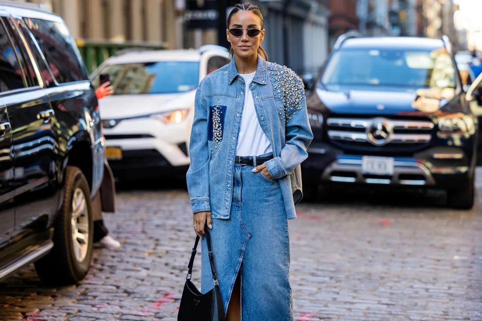 Tips Padu-padan Denim Maxi Skirt yang Fashionable