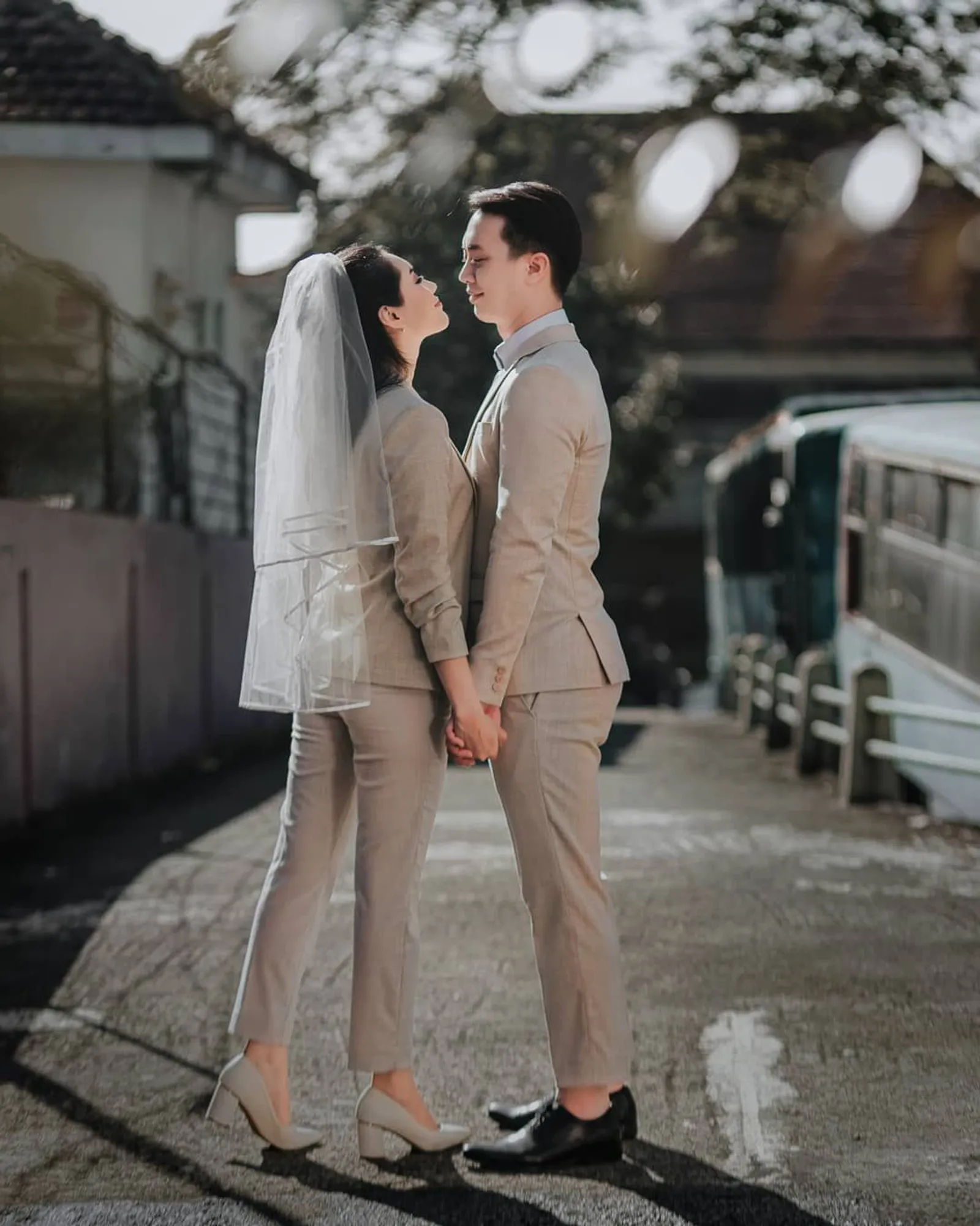Inspirasi Baju Couple untuk Foto Pre-Wedding