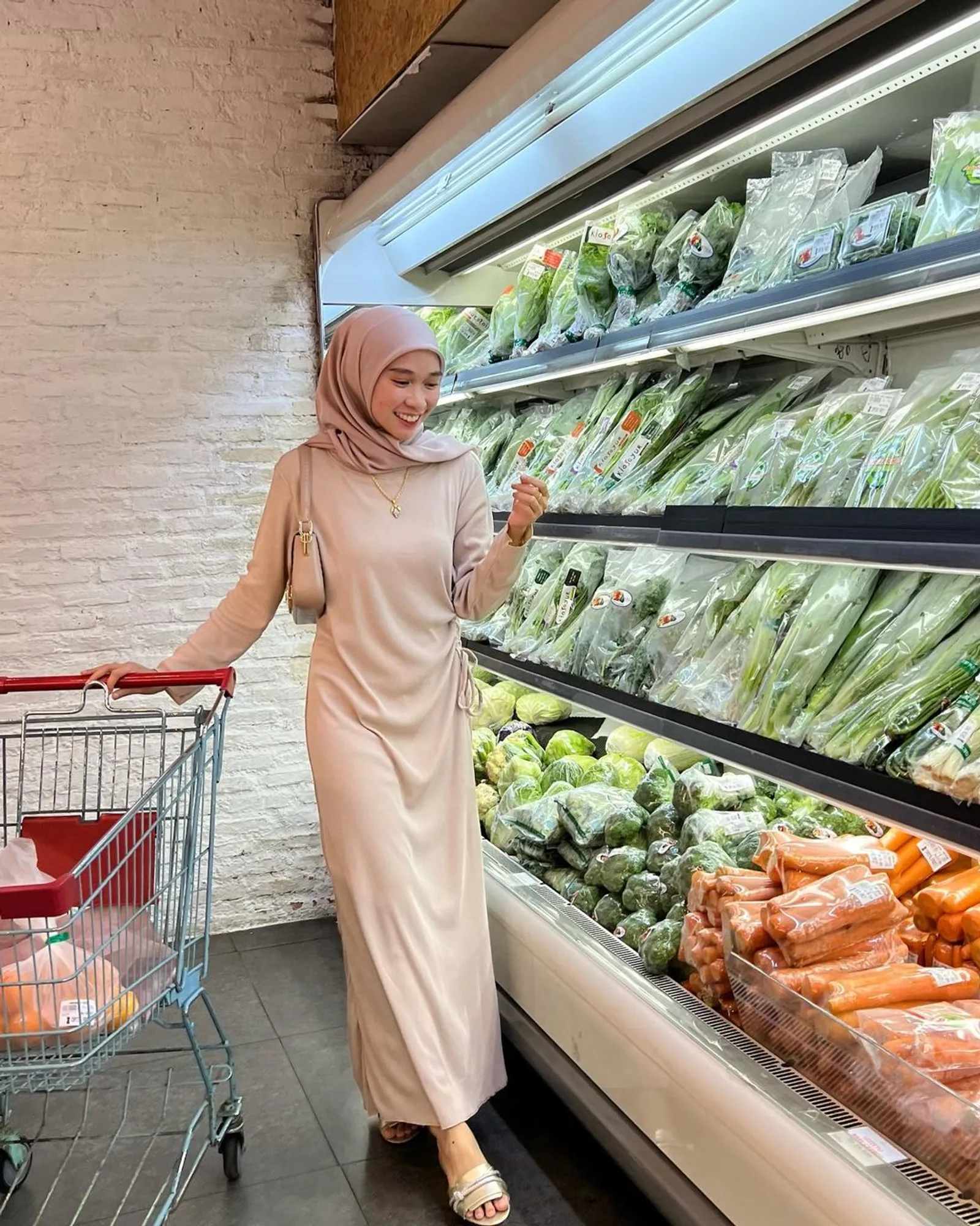 Inspirasi Outfit Hijab Pakai Dress Panjang Polos