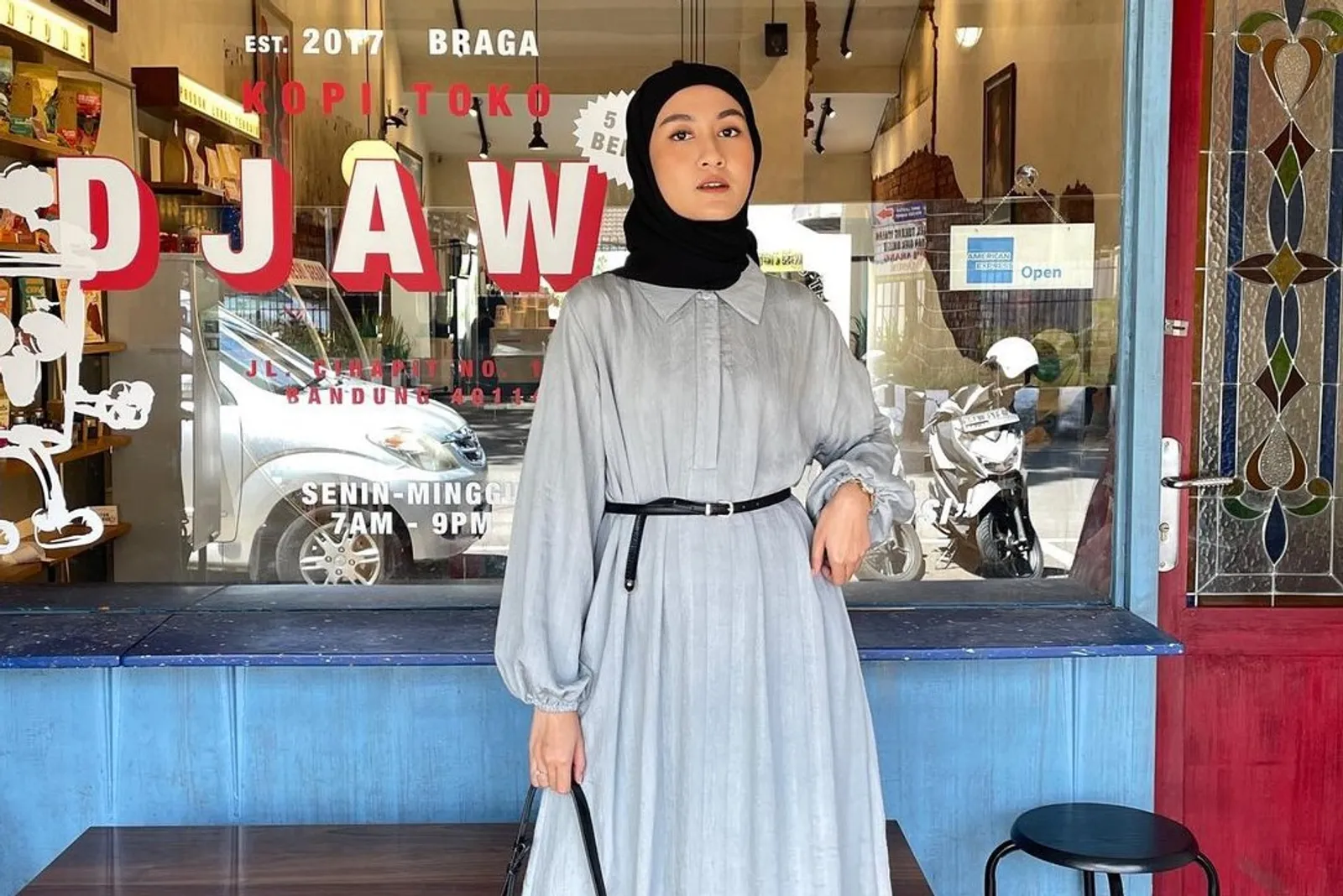 Inspirasi Outfit Hijab Pakai Dress Panjang Polos