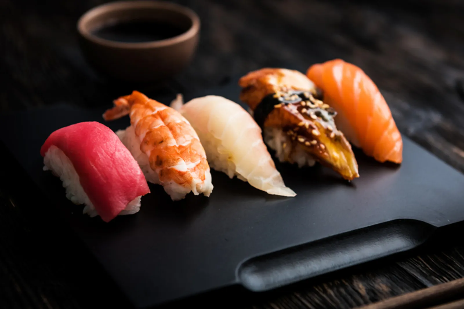 Makan Sushi Pakai Sumpit atau Tangan? Begini yang Benar!
